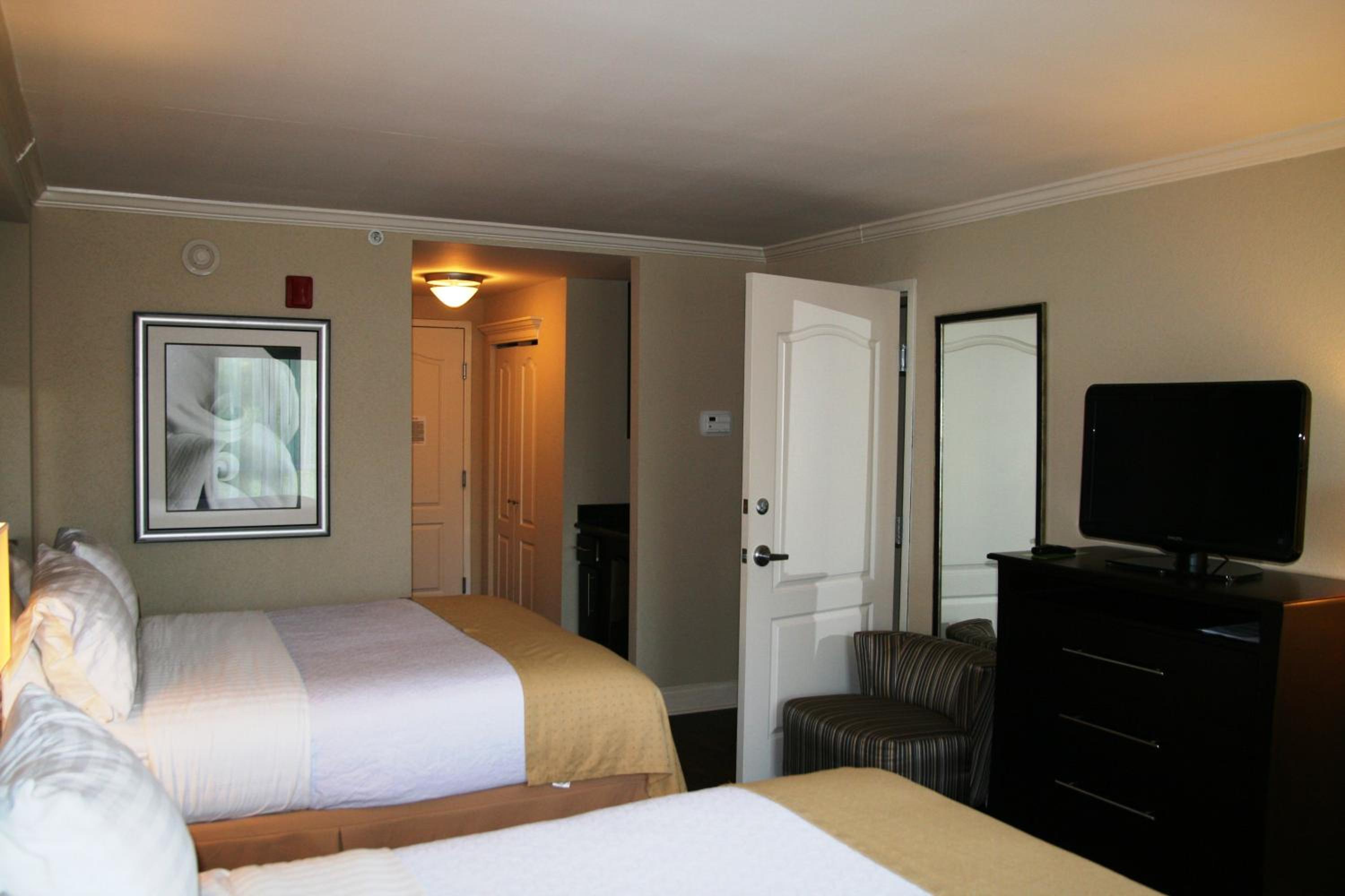 Standard Queen Room with Two Queen Beds - Photo 2