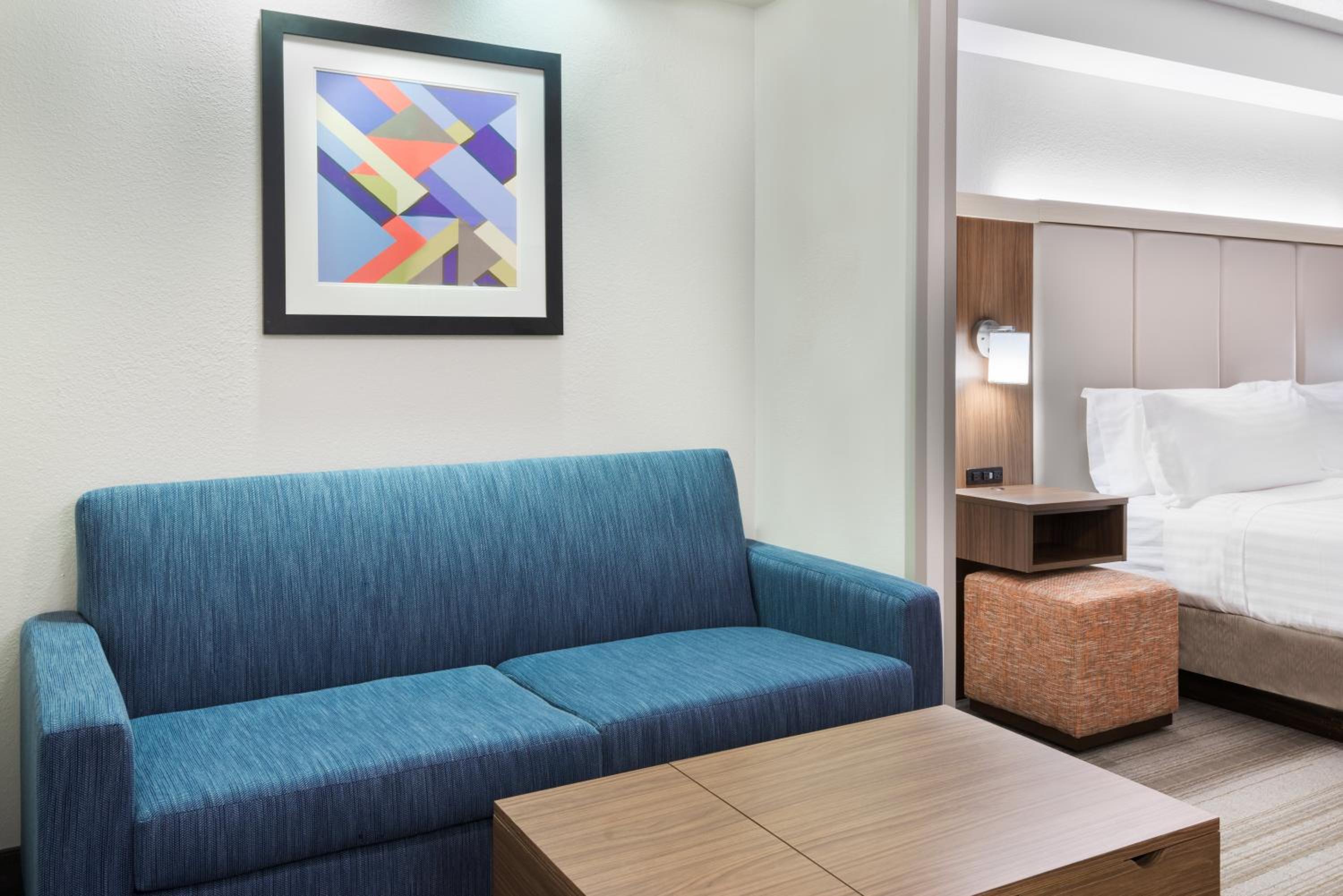 King Suite with Sofa Bed - Non-Smoking thumbnail 5