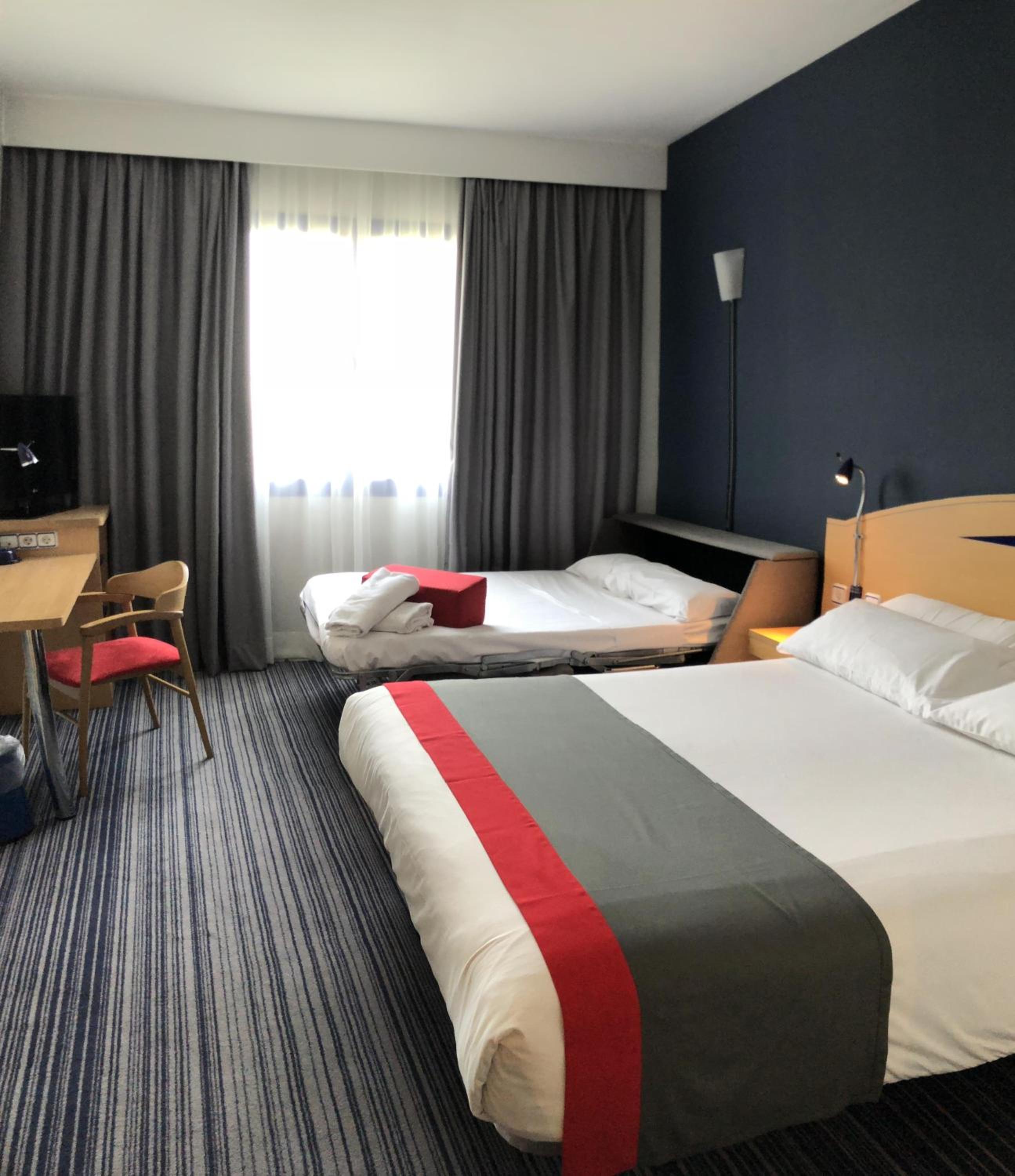 Standard Queen Room with Sofa Bed - Photo 3