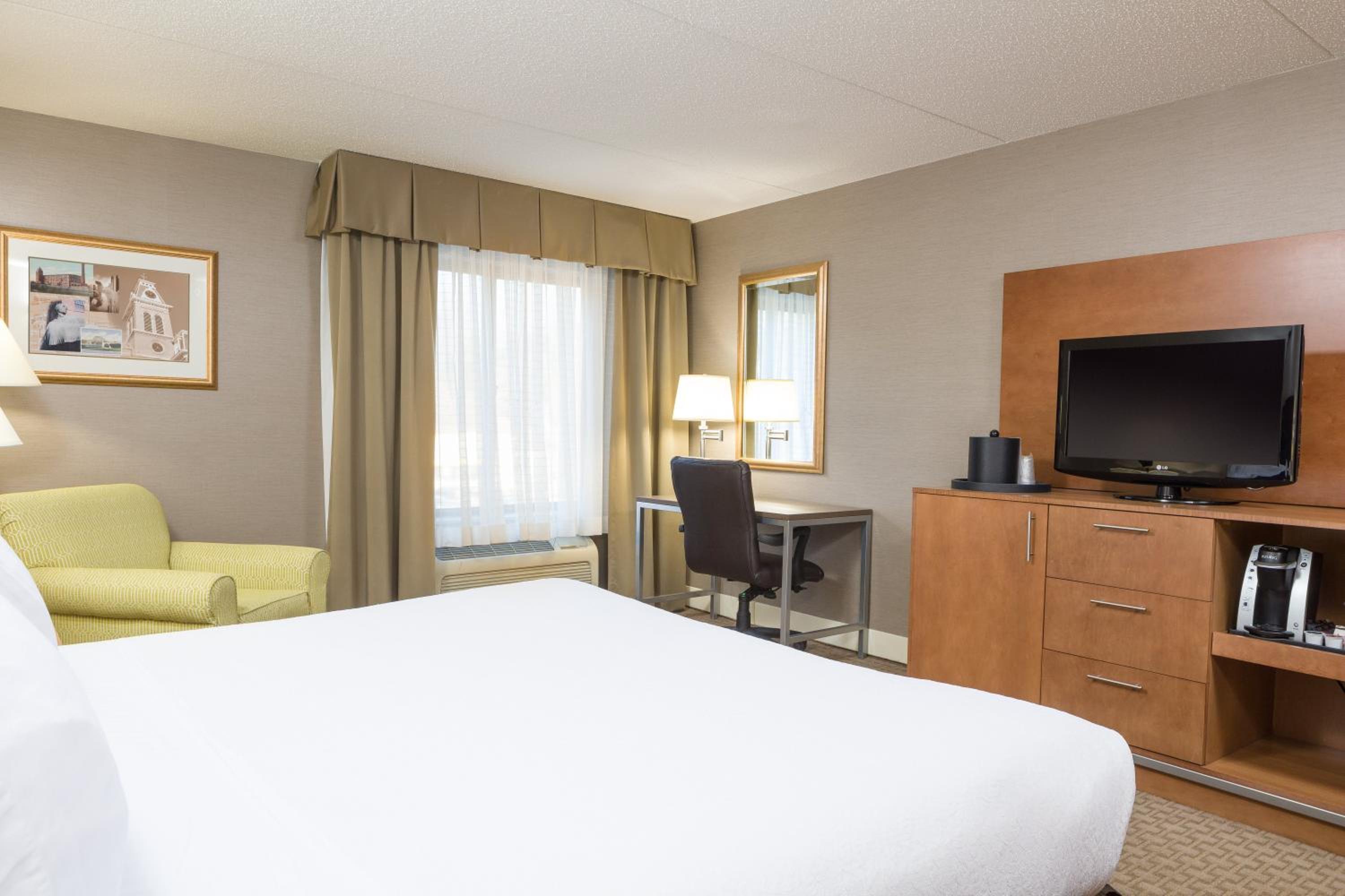 Standard King Room with Sofa Bed - Photo 2