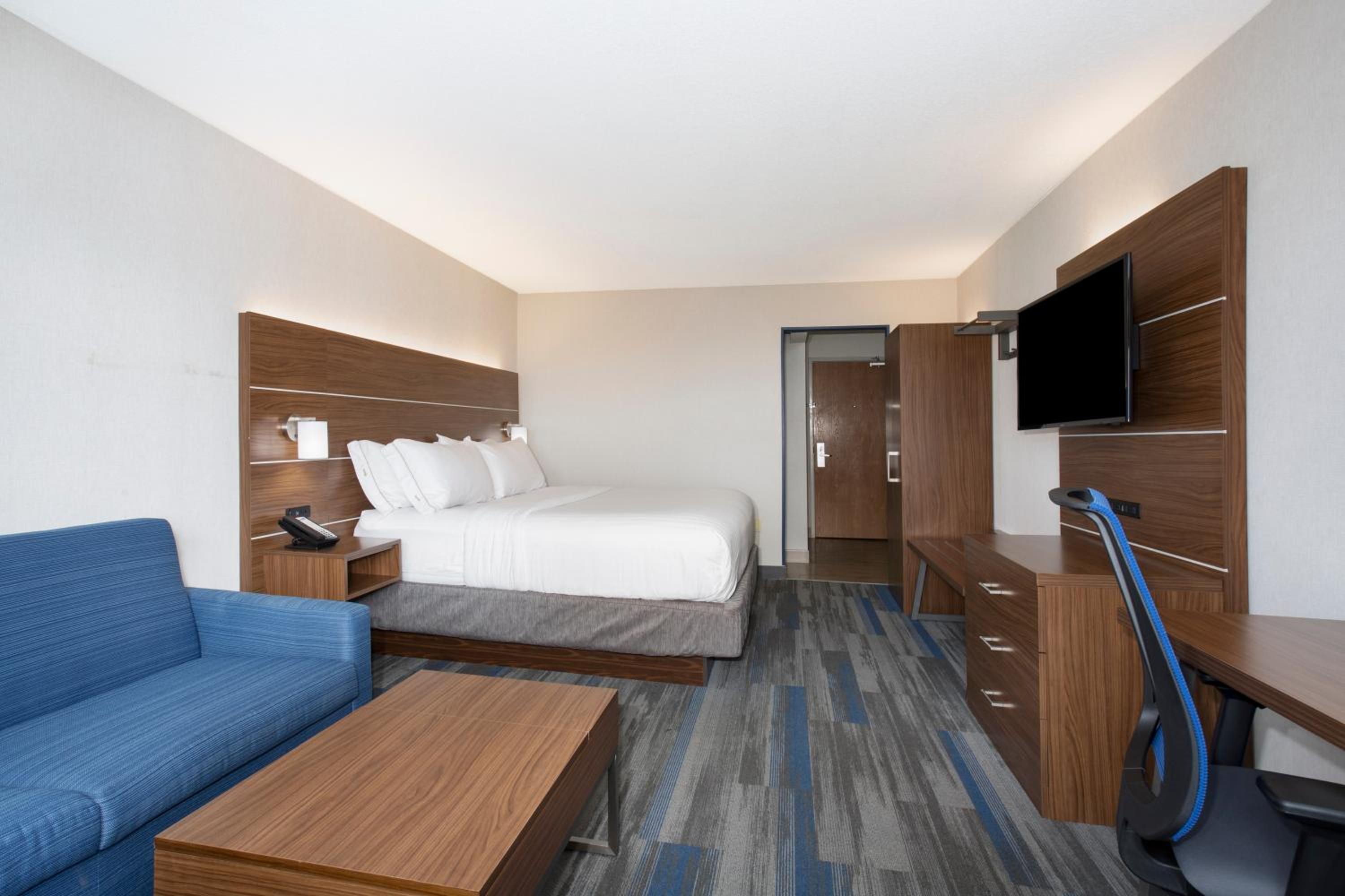 Standard King Room with Sofa Bed - Photo 1
