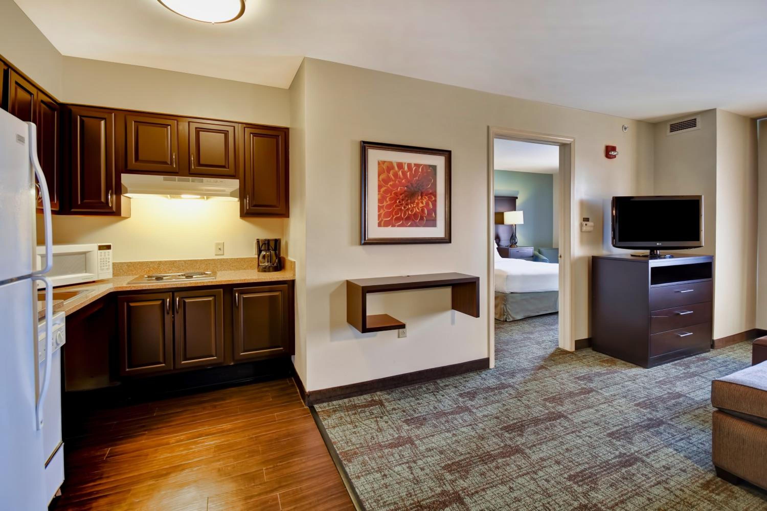 Queen Room with Mobility Accessible Tub - Non-Smoking - Photo 3