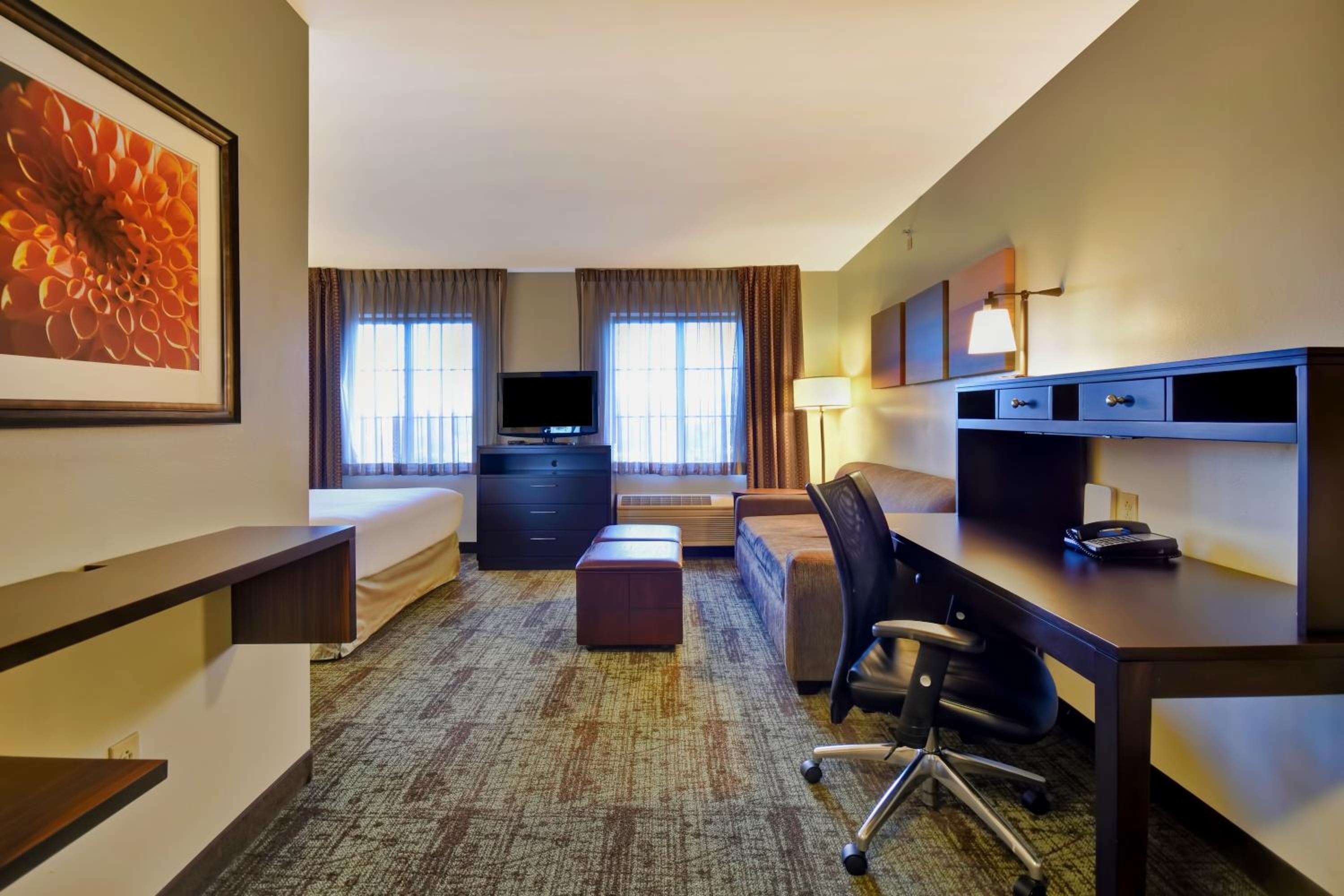 Queen Studio Suite - Photo 2