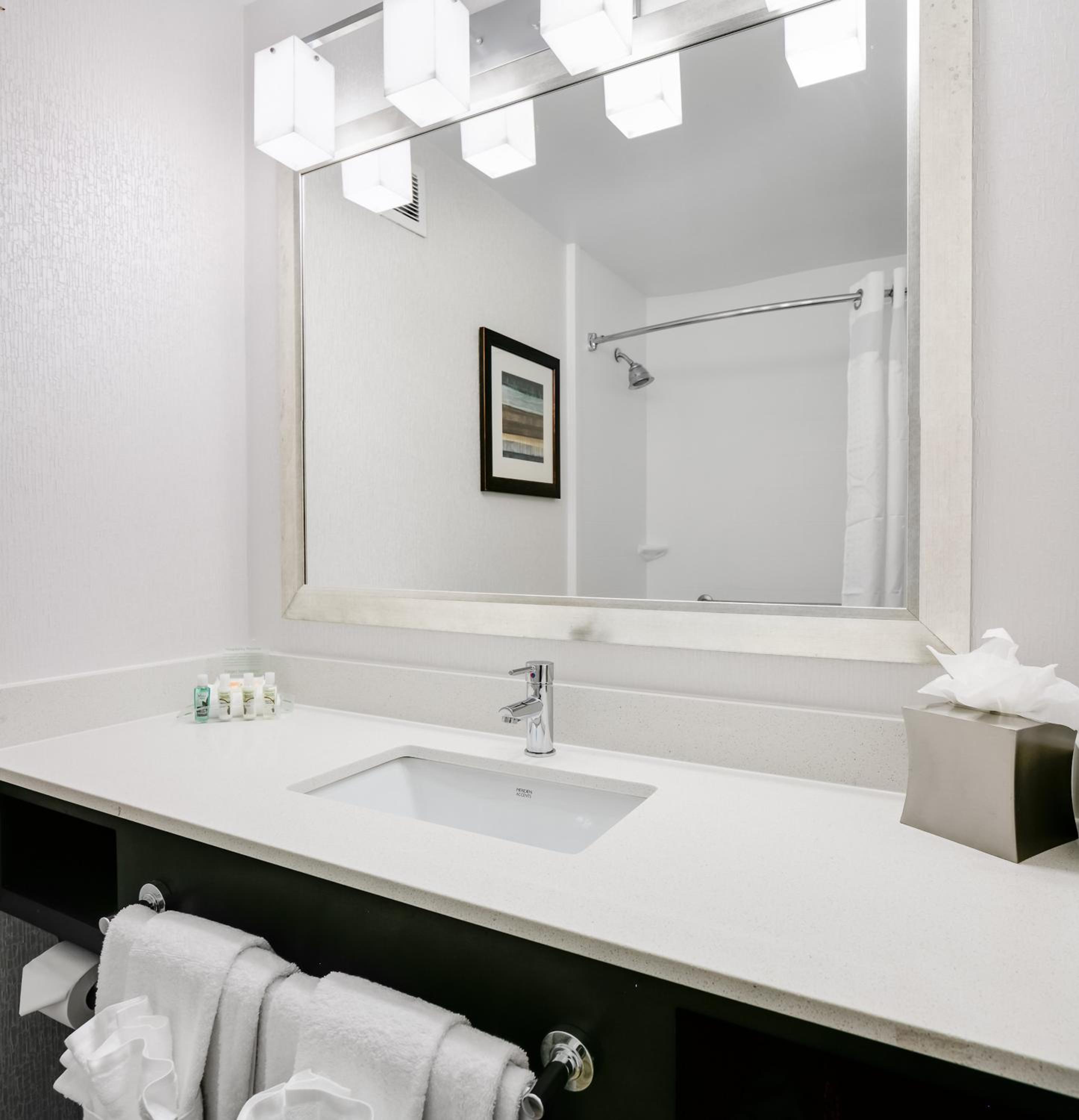 Queen Suite with Two Queen Beds - Photo 7