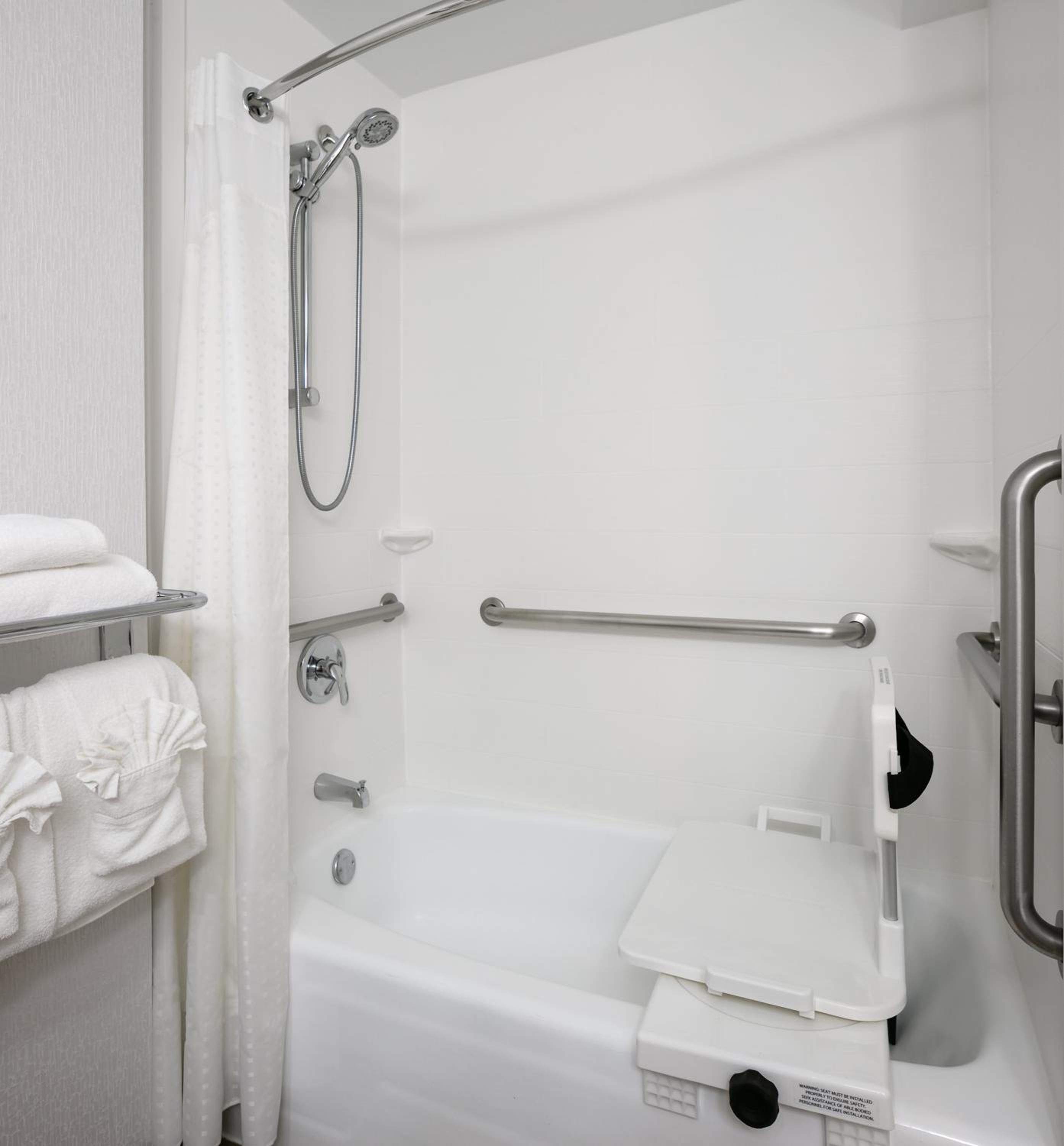 Standard King Room with Mobility Accessible Tub - Photo 4
