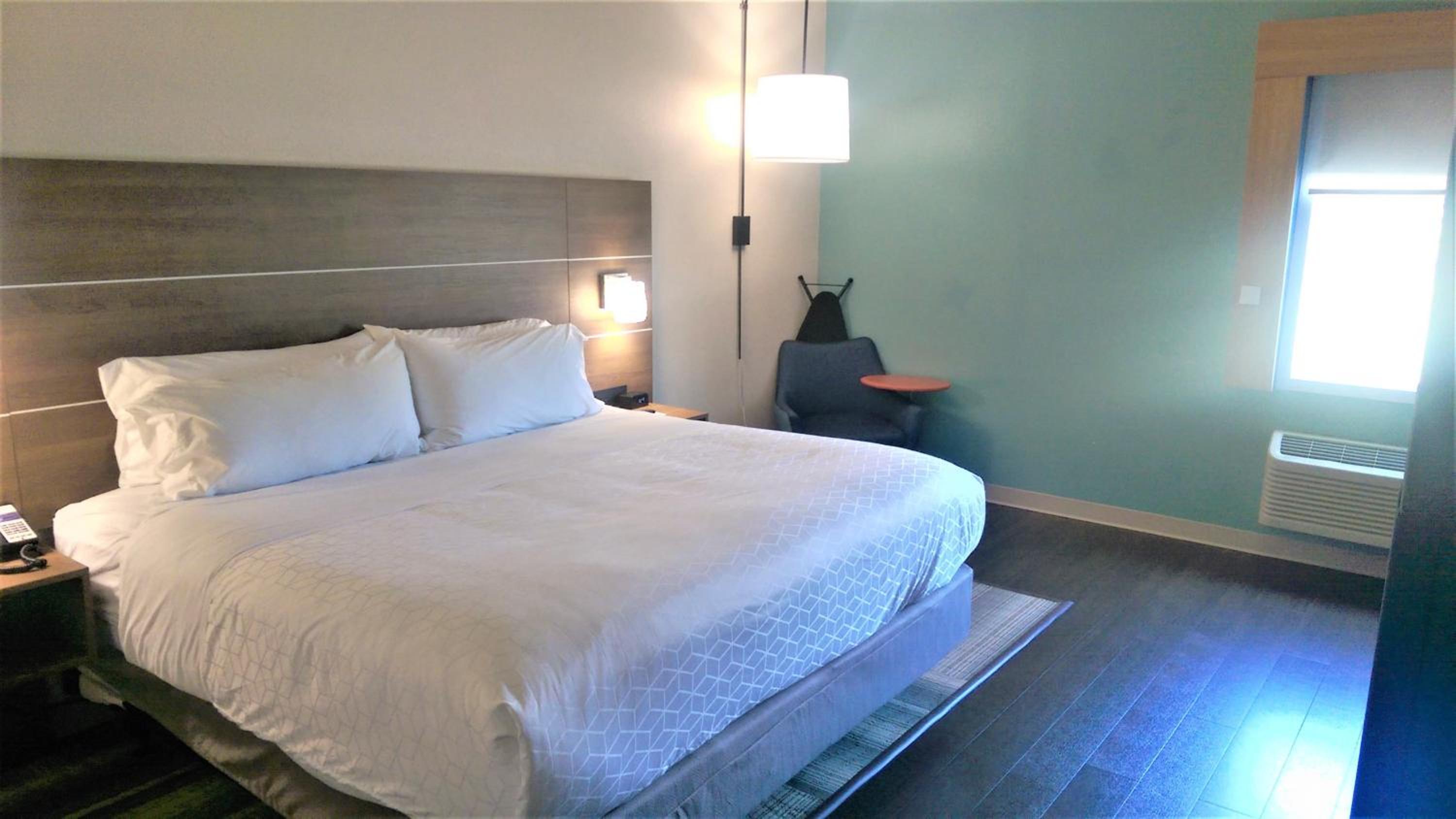 King Room - Mobility Access/Hearing Accessible - Photo 3