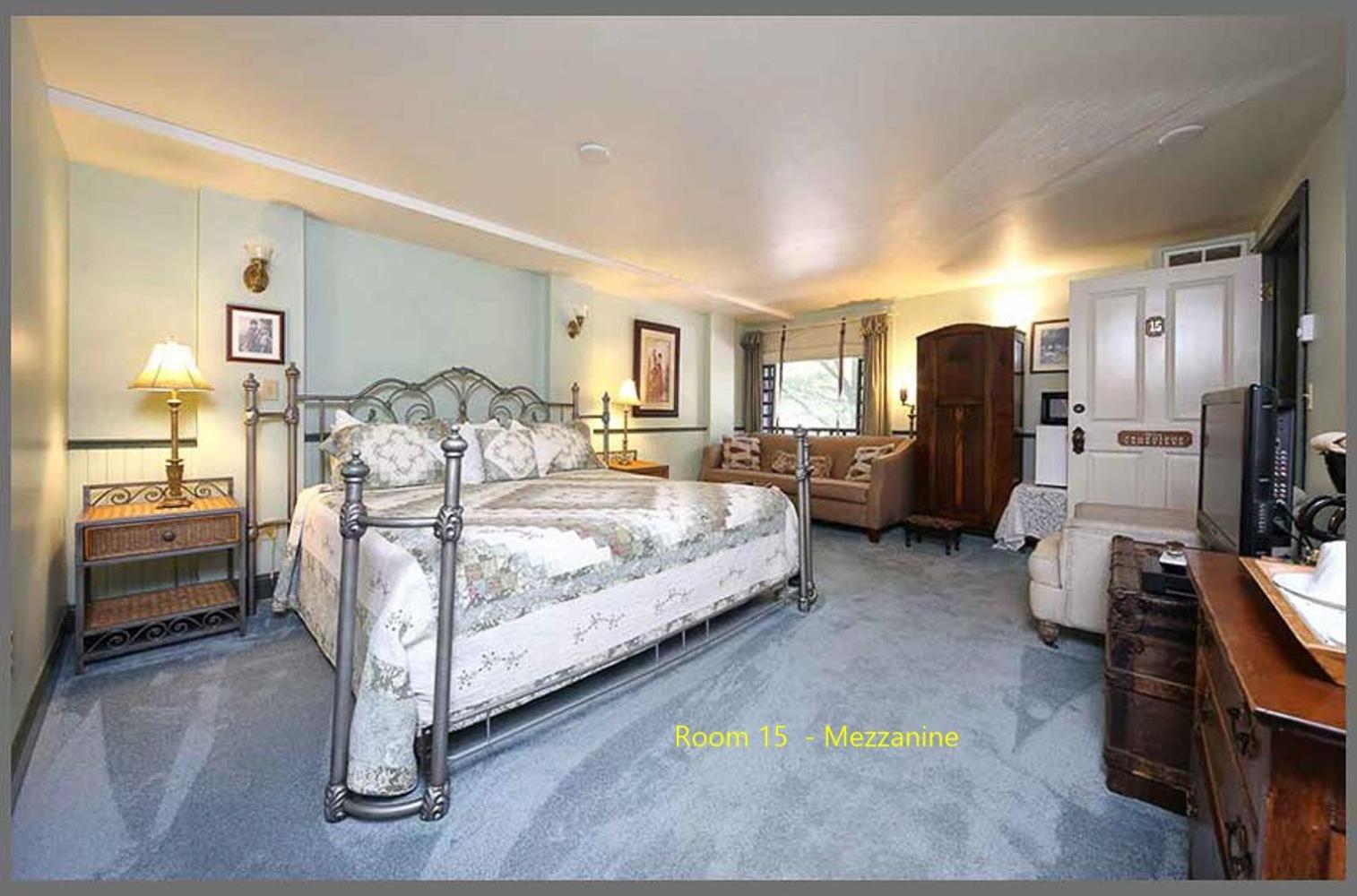 Queen Room photo 2