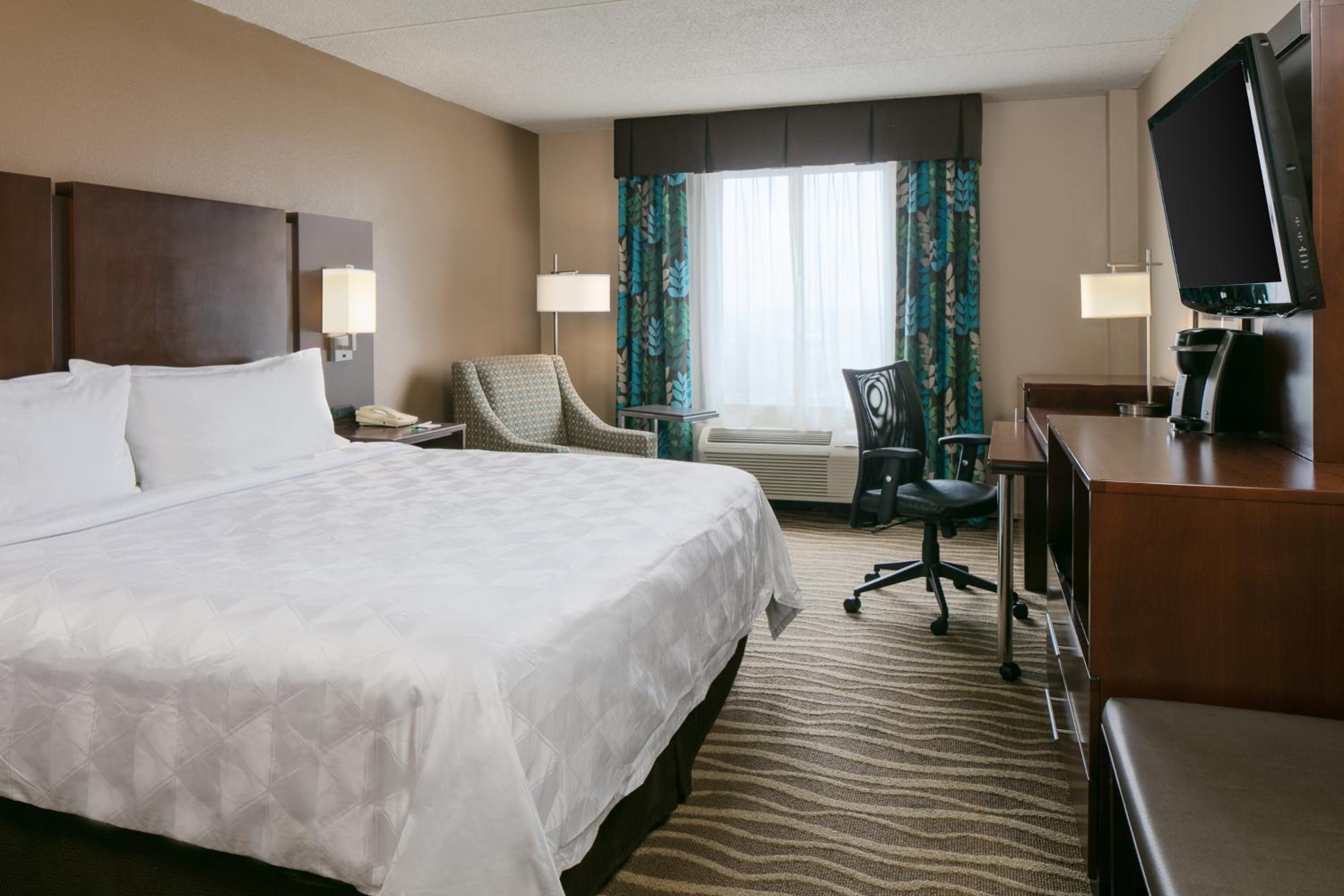 Executive King Room - Non-Smoking - Photo 2