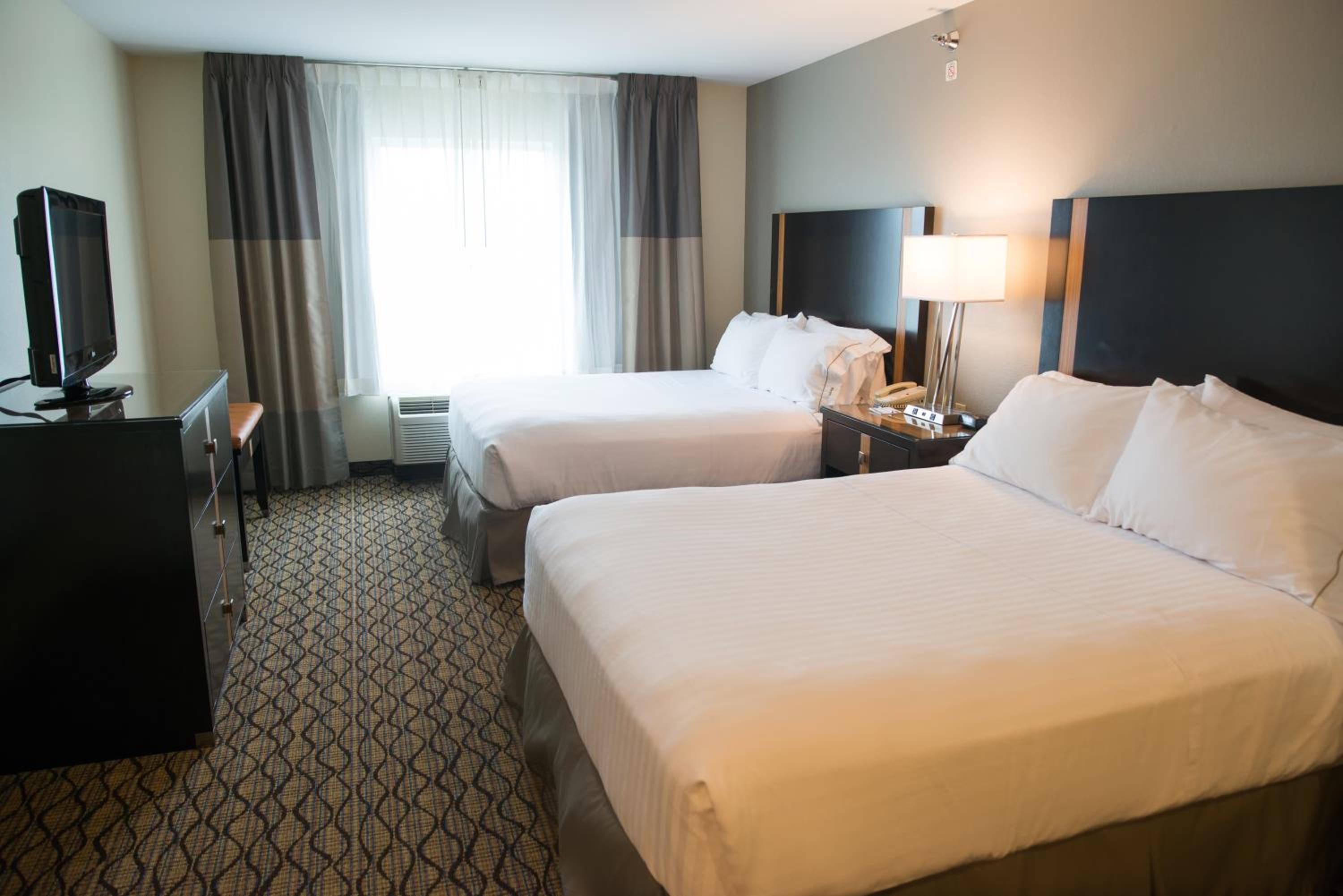 Standard Room with Two Queen Beds - Photo 3