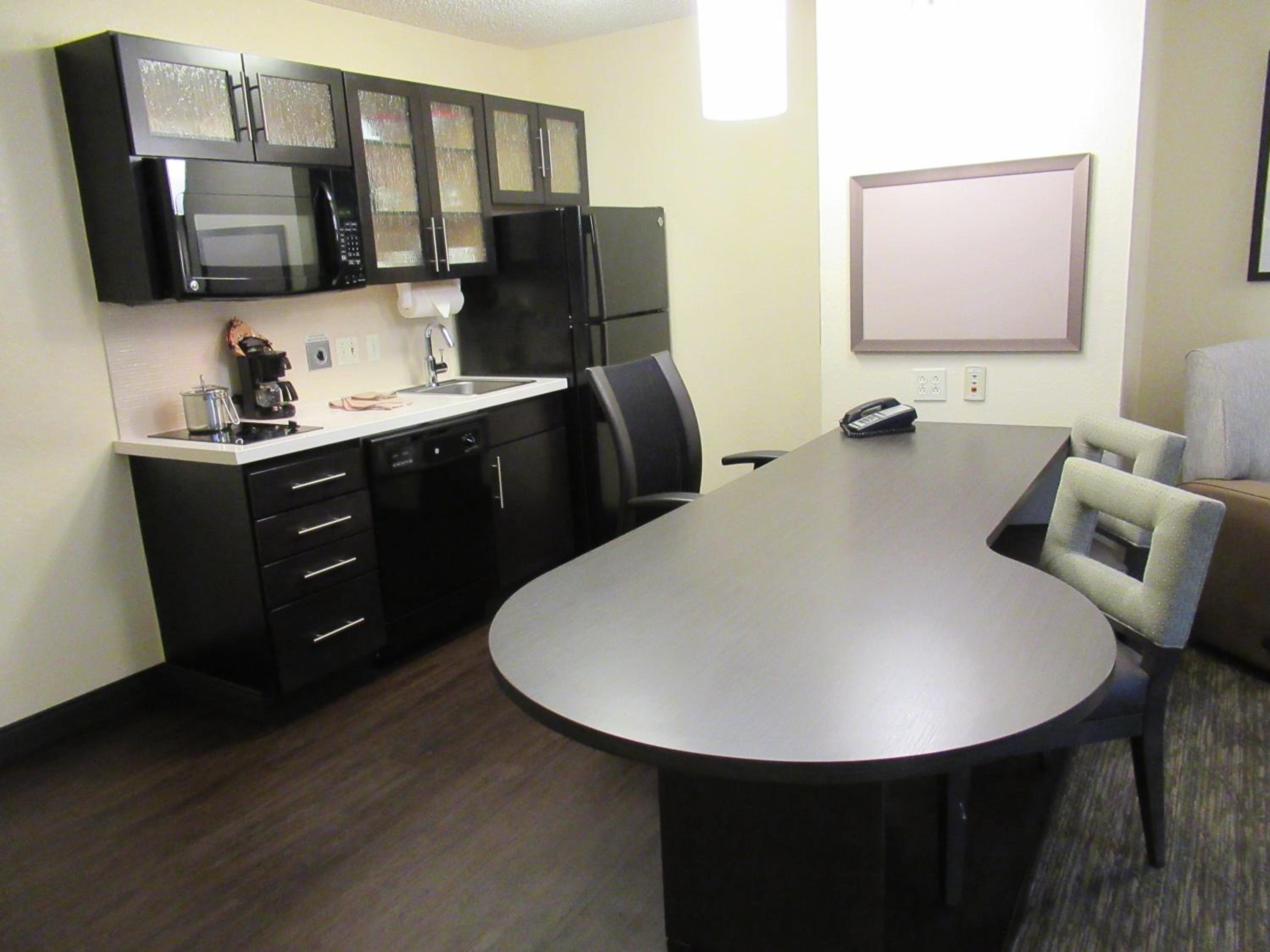 One-Bedroom Queen Suite - Photo 7