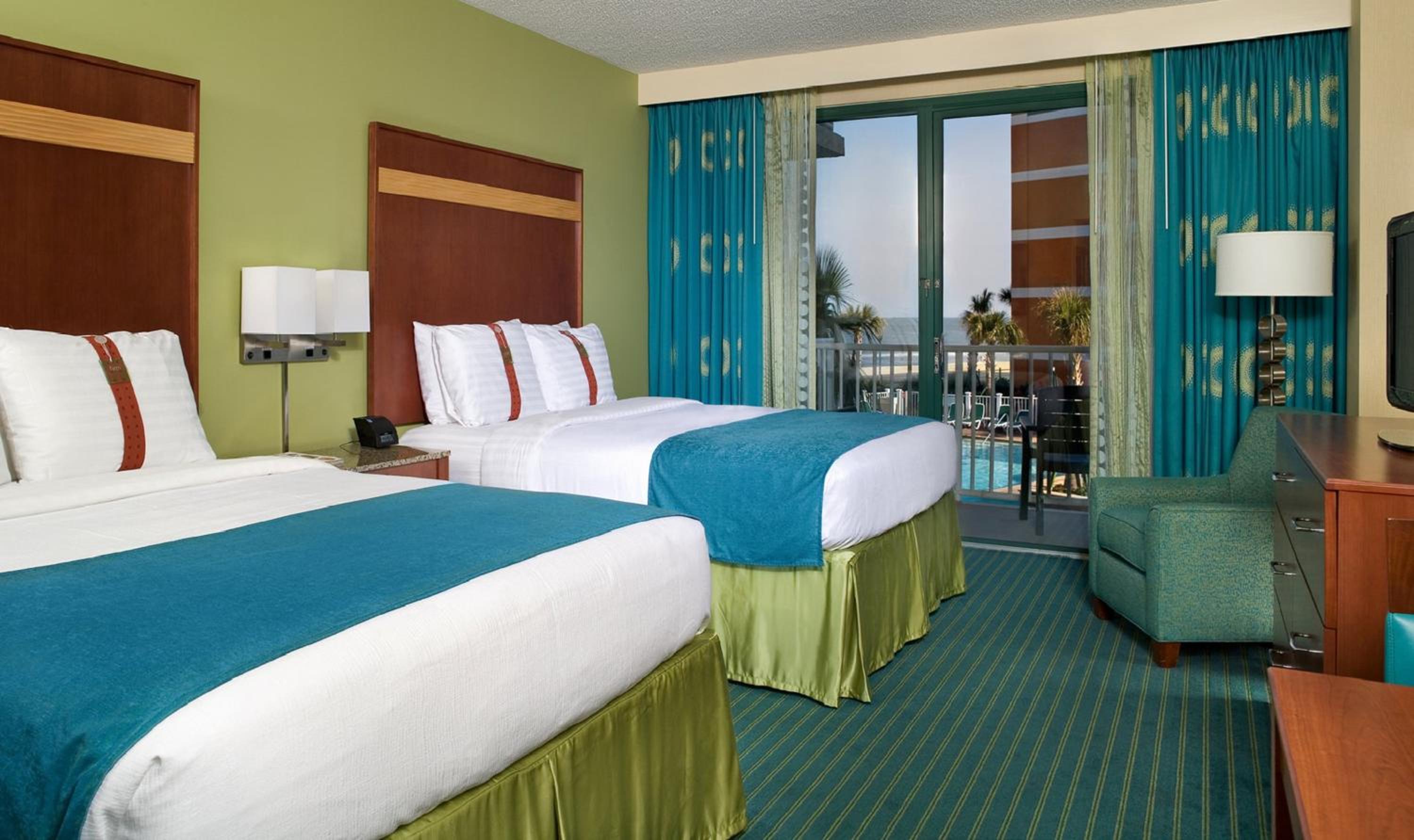 Standard Queen Room with Two Queen Beds and Pool View - Photo 3
