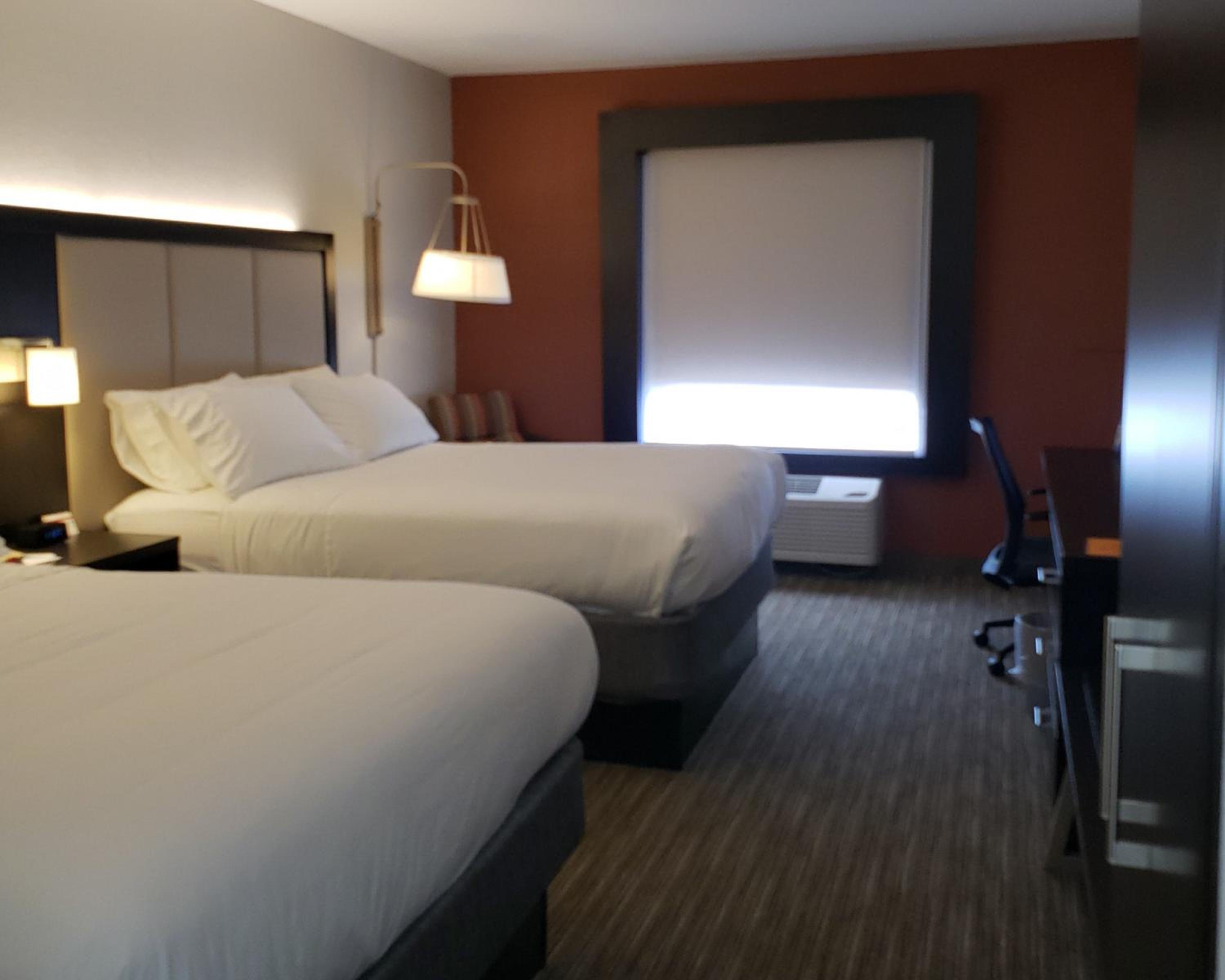 Standard Queen Room with Two Queen Beds - Photo 2