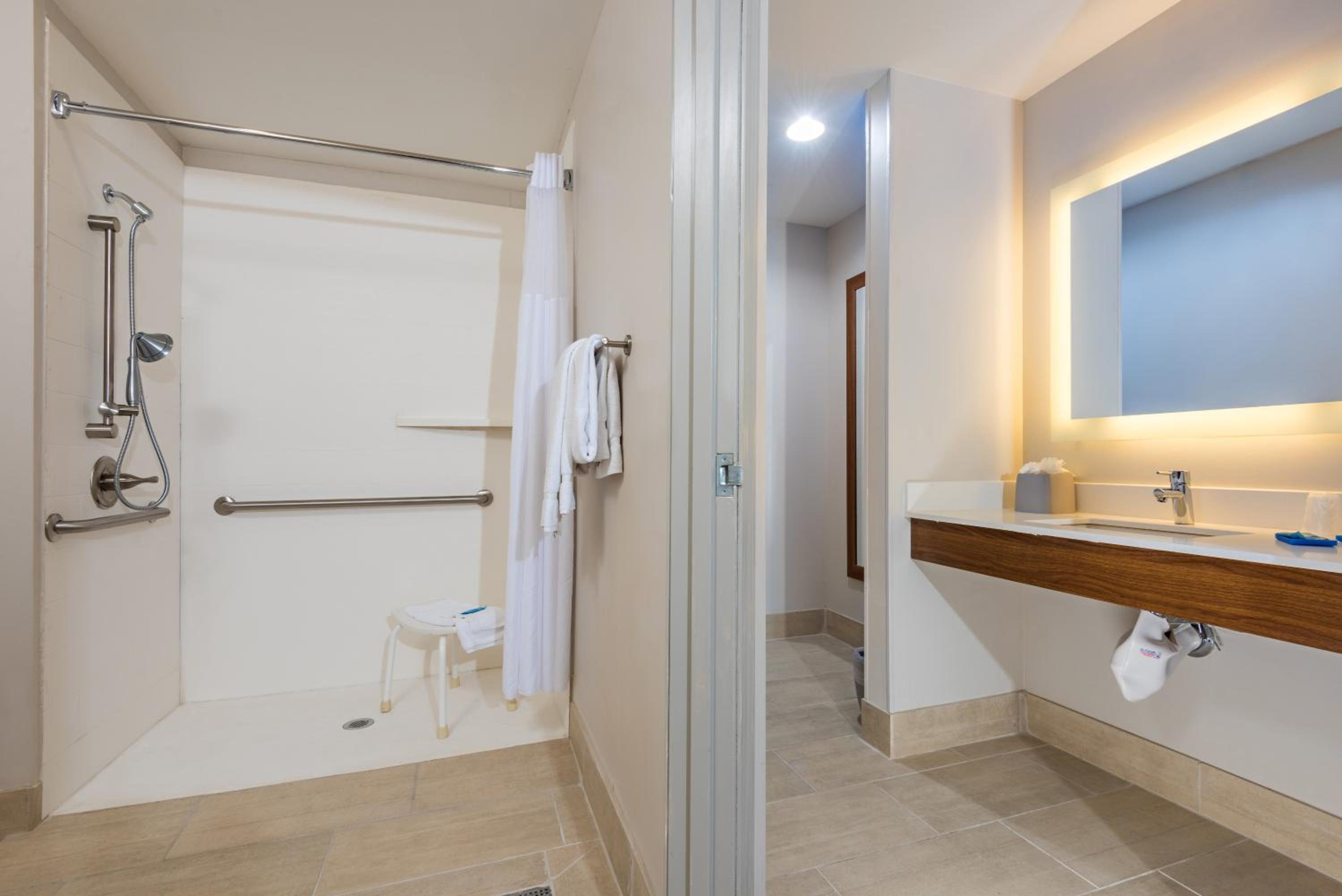 Standard Queen Room with Communications Accessible Roll-In Shower photo 2
