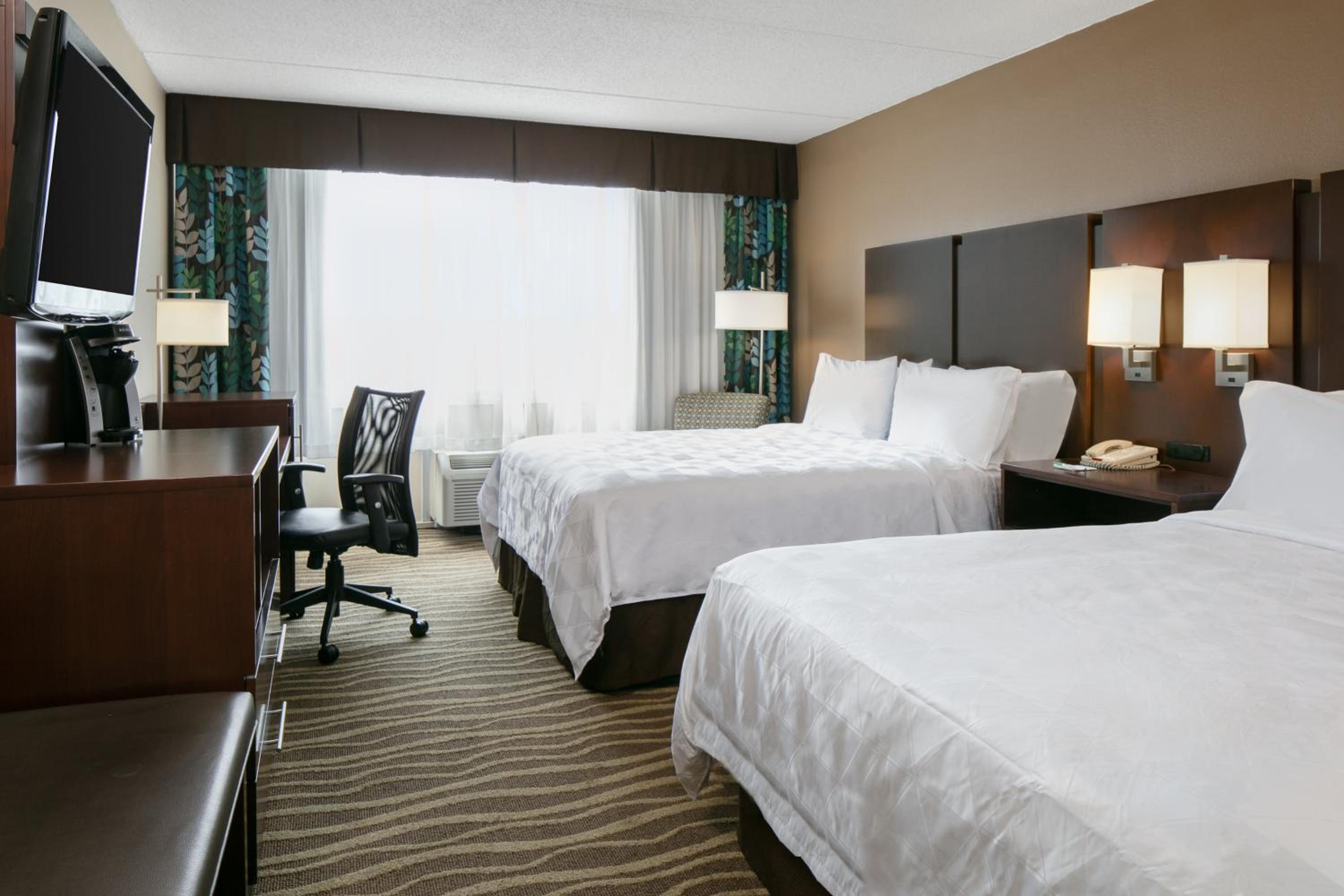 Standard Room with Two Queen Beds - Photo 2