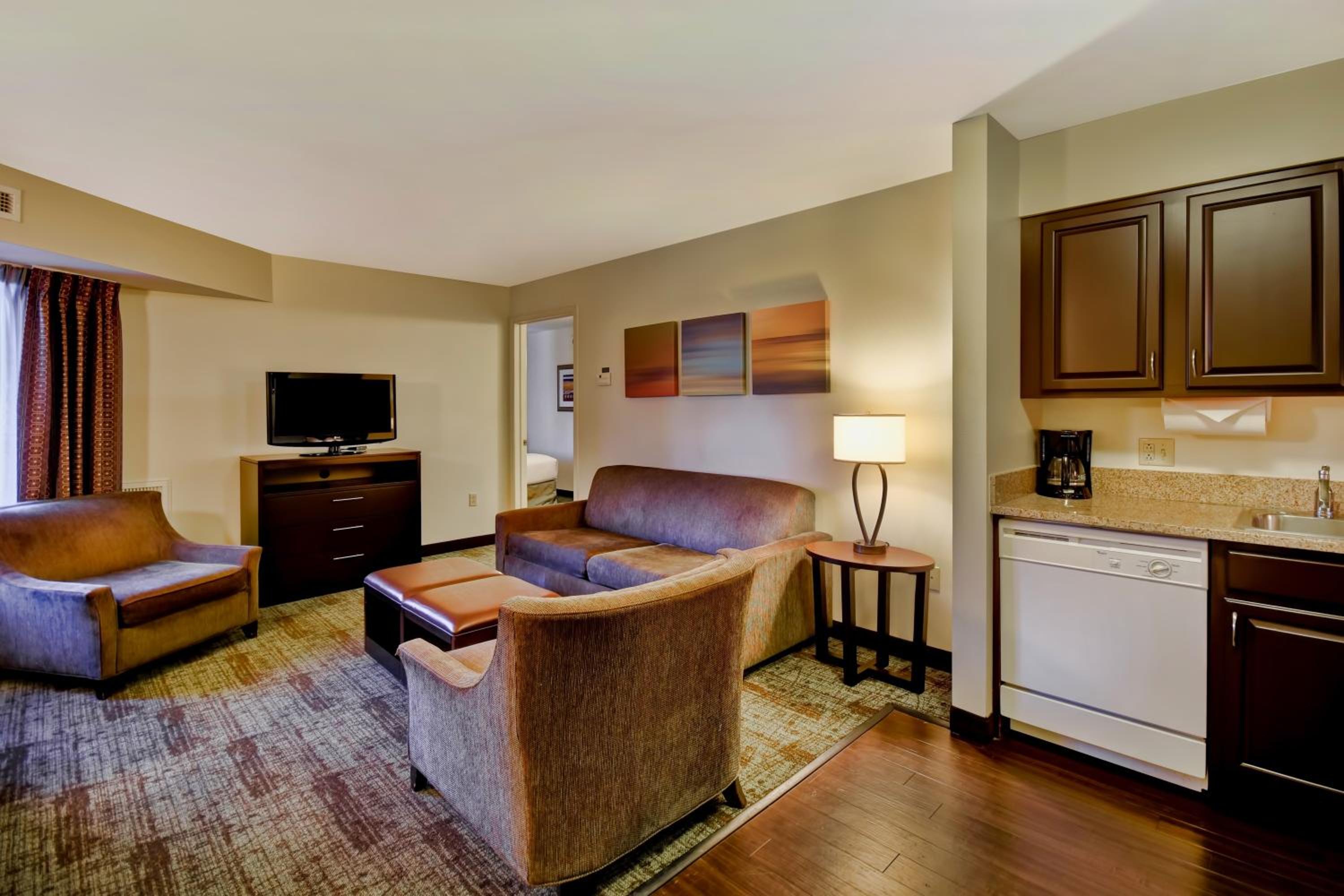 Two-Bedroom Suite with One Queen Bed and Two Double Beds - Non-Smoking - Photo 1