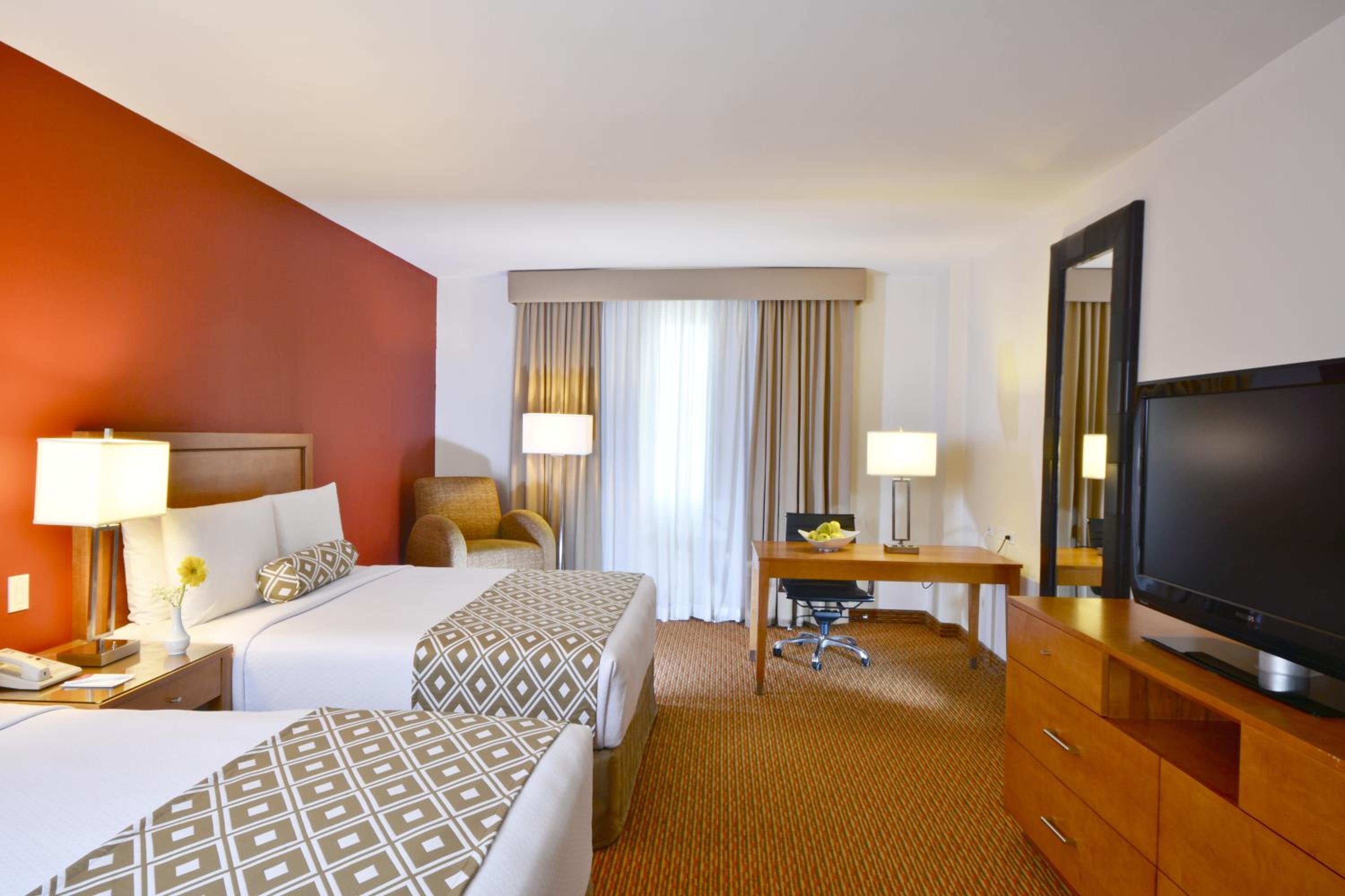 Standard Queen Room with Two Queen Beds - Photo 4