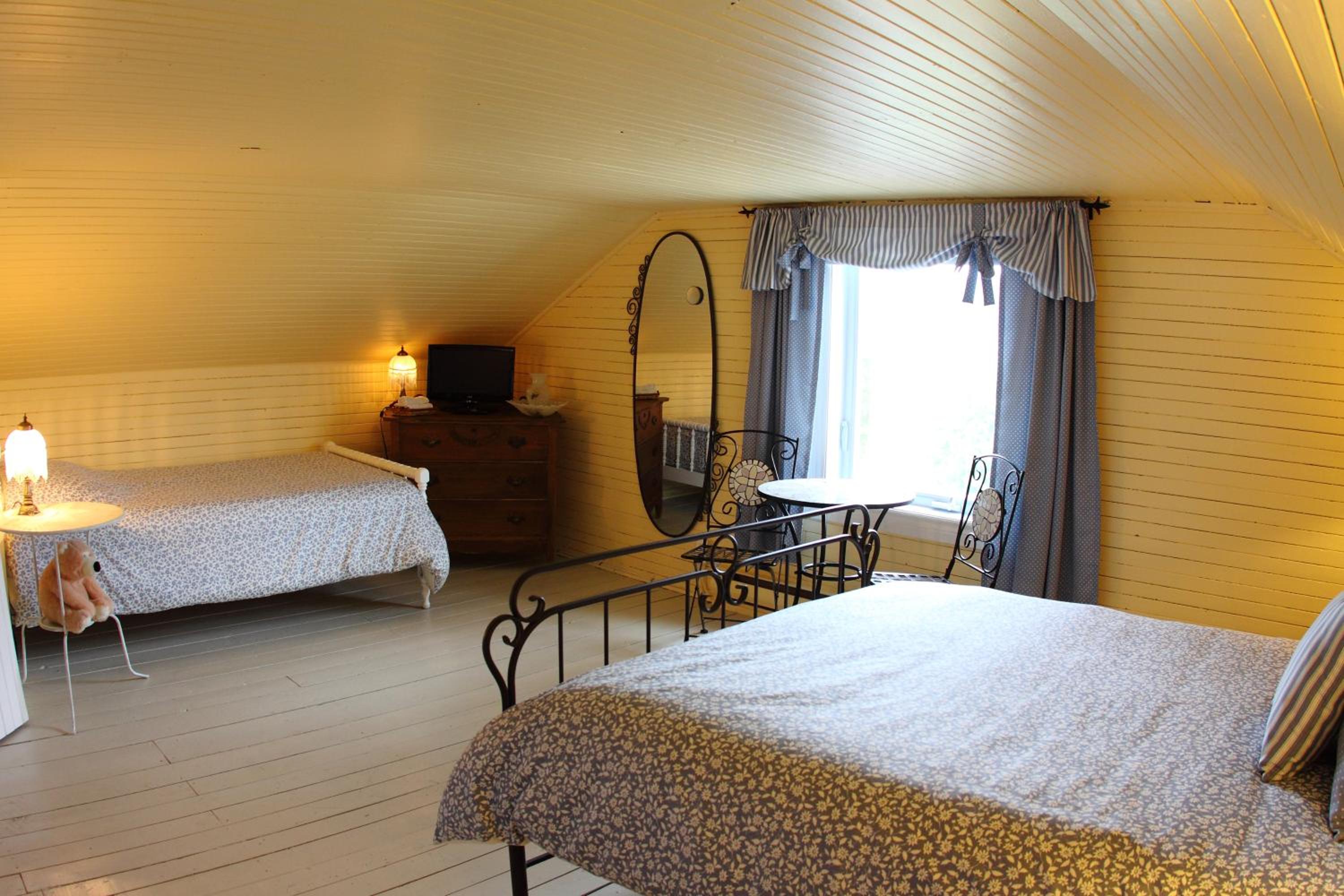 Double Room with Extra Bed and Shared Bathroom photo 2