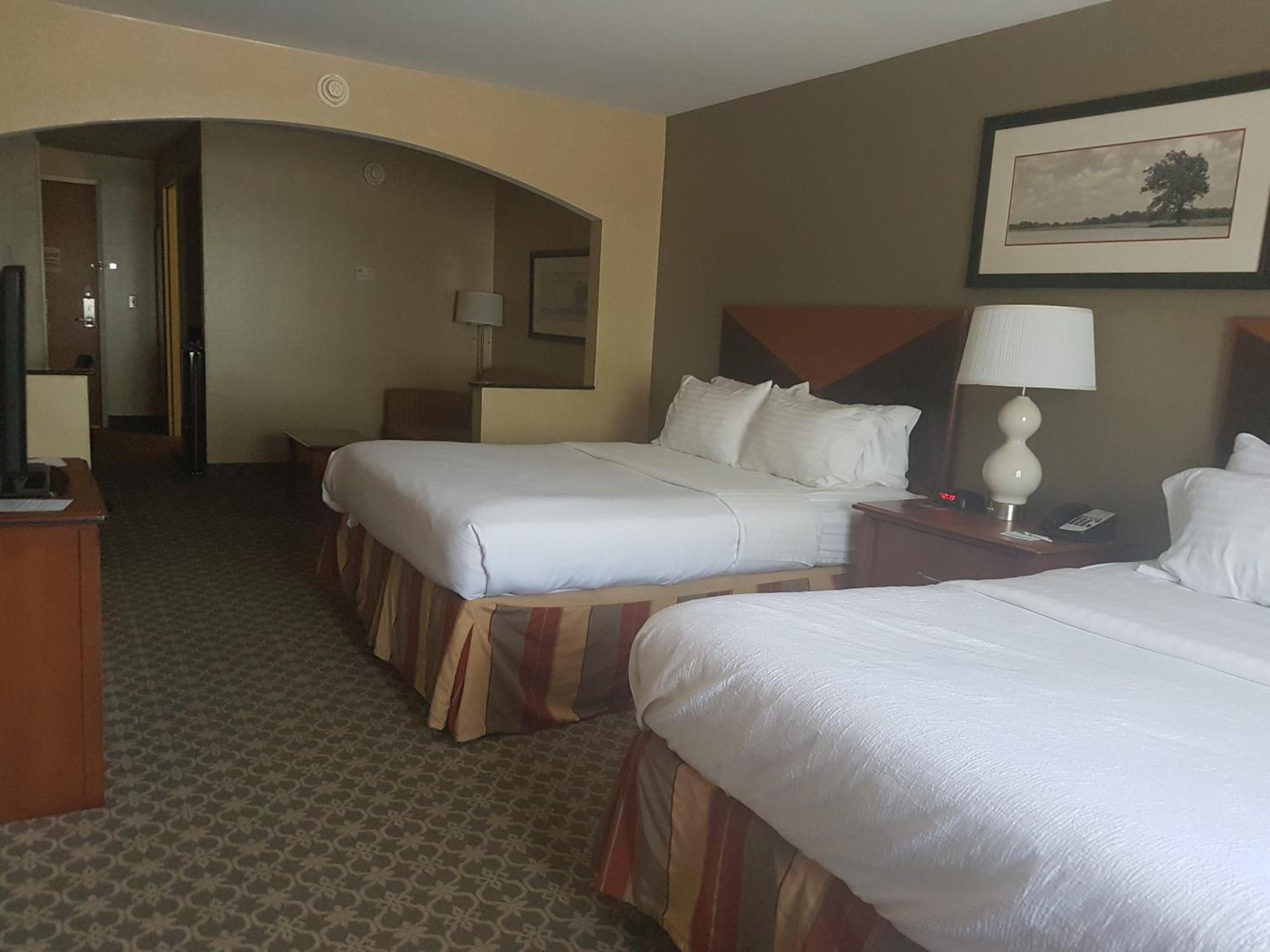 Queen Suite with Two Queen Beds - Photo 3