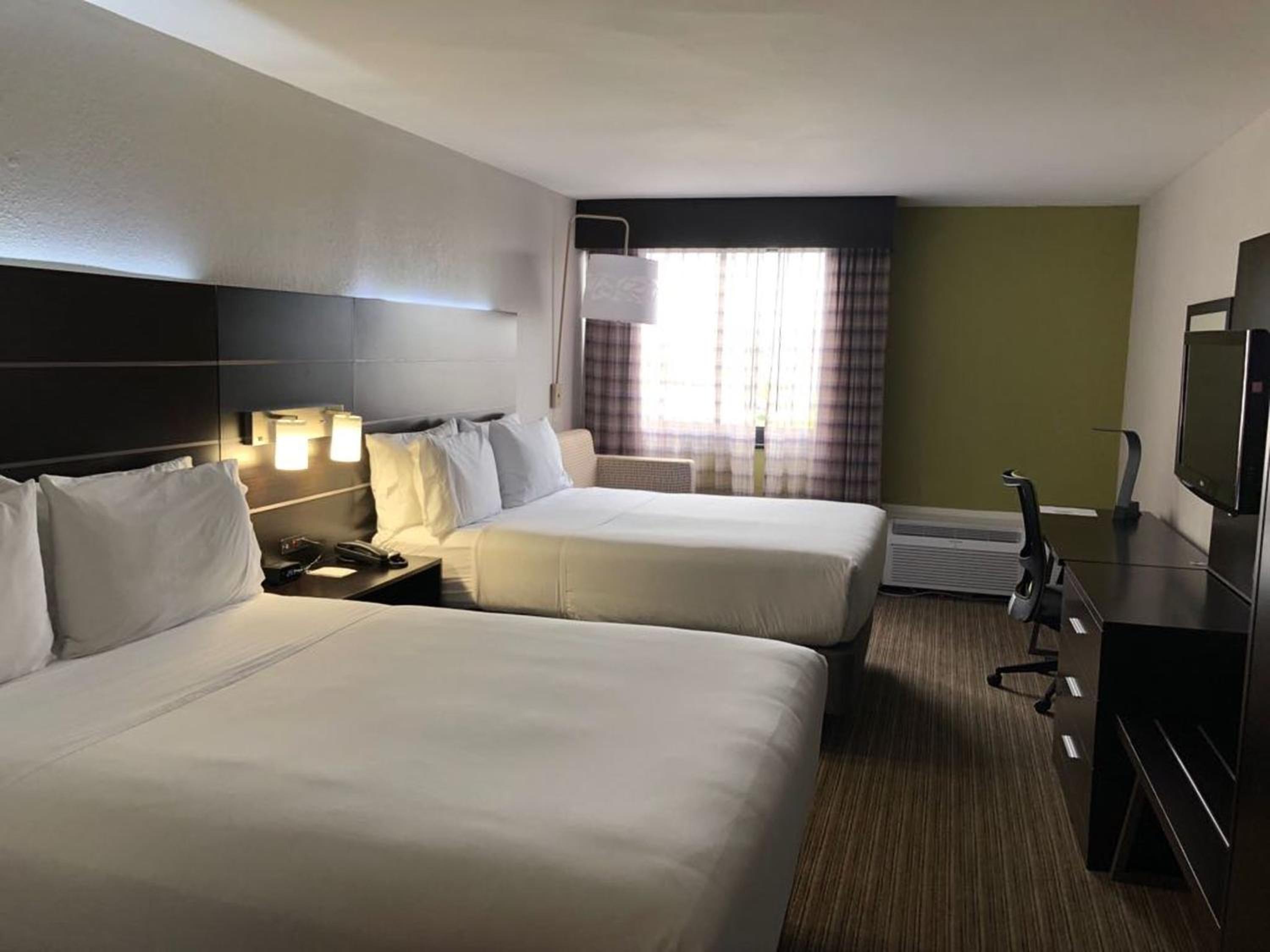 Standard Room with Two Queen Beds - Photo 2