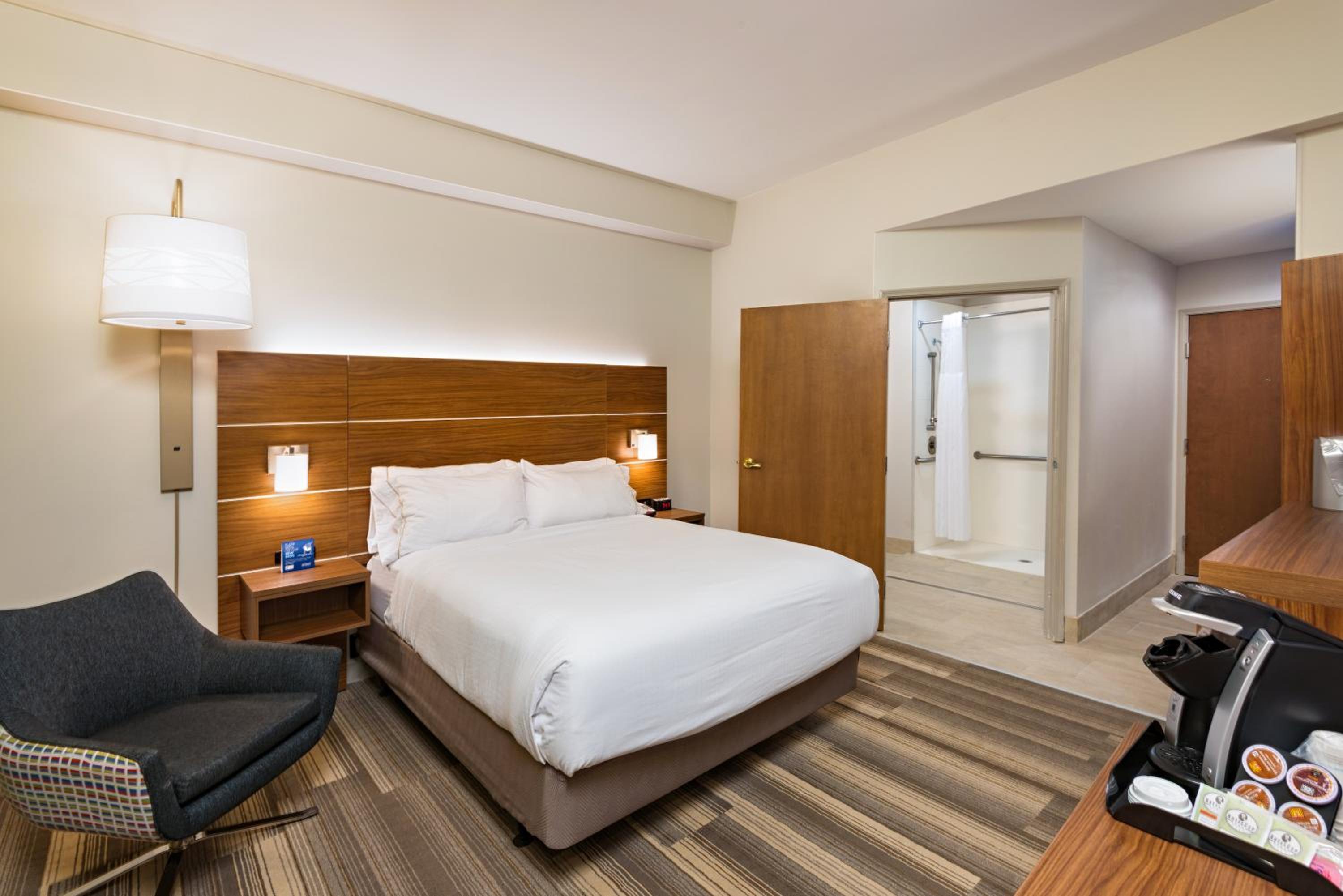Standard Queen Room with Communications Accessible Roll-In Shower