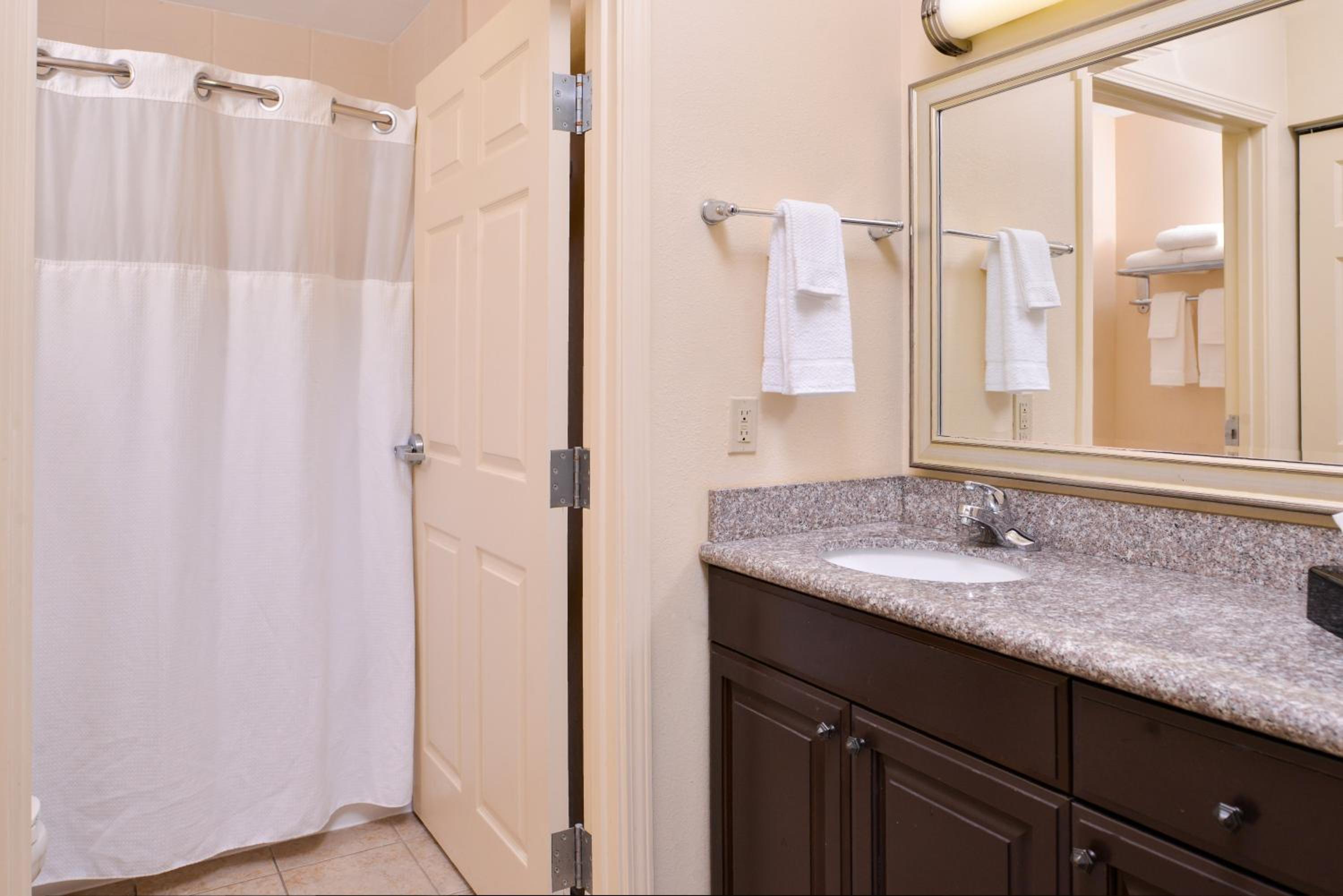 Queen Studio Suite - Photo 2