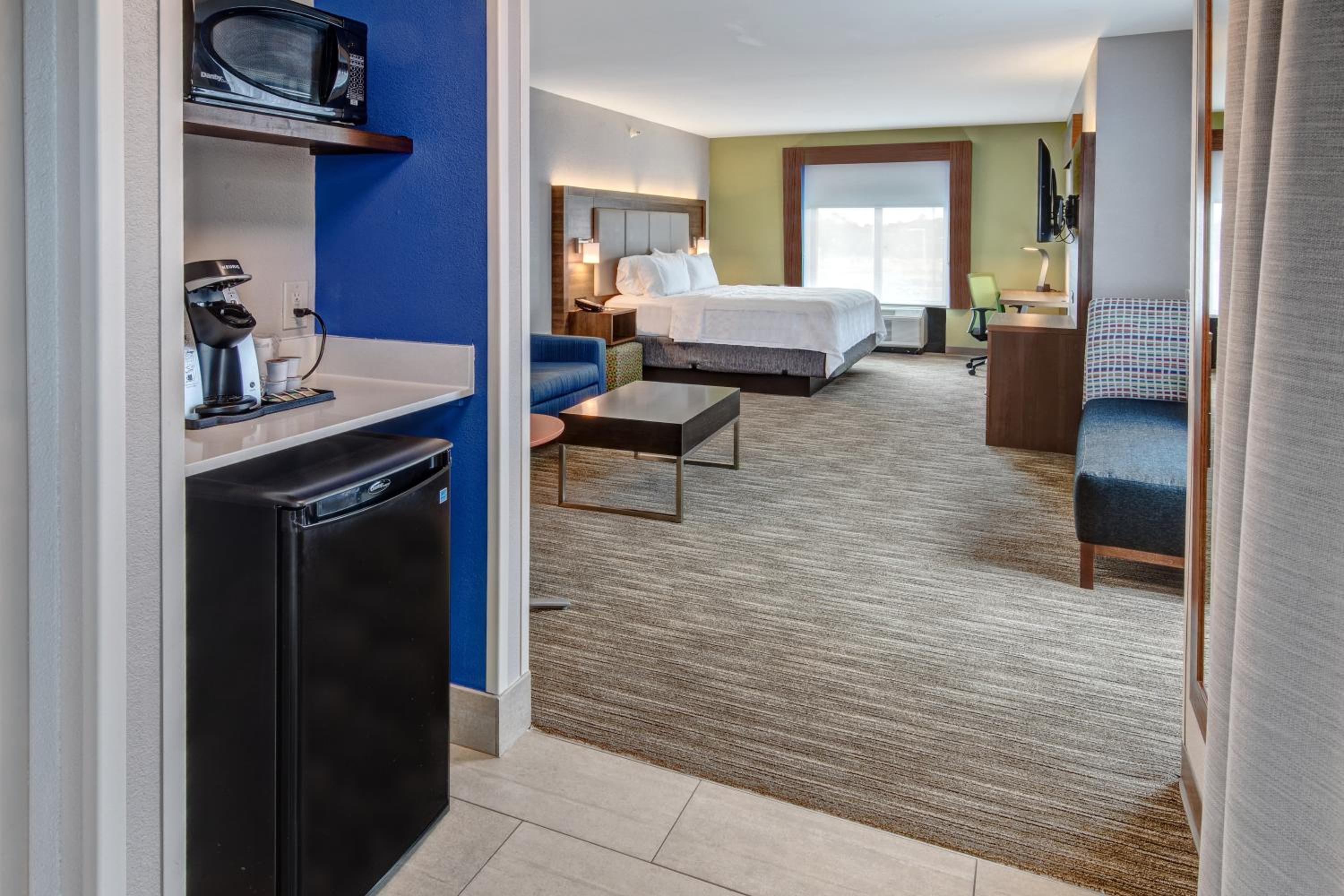 King Suite - Non-Smoking - Photo 3