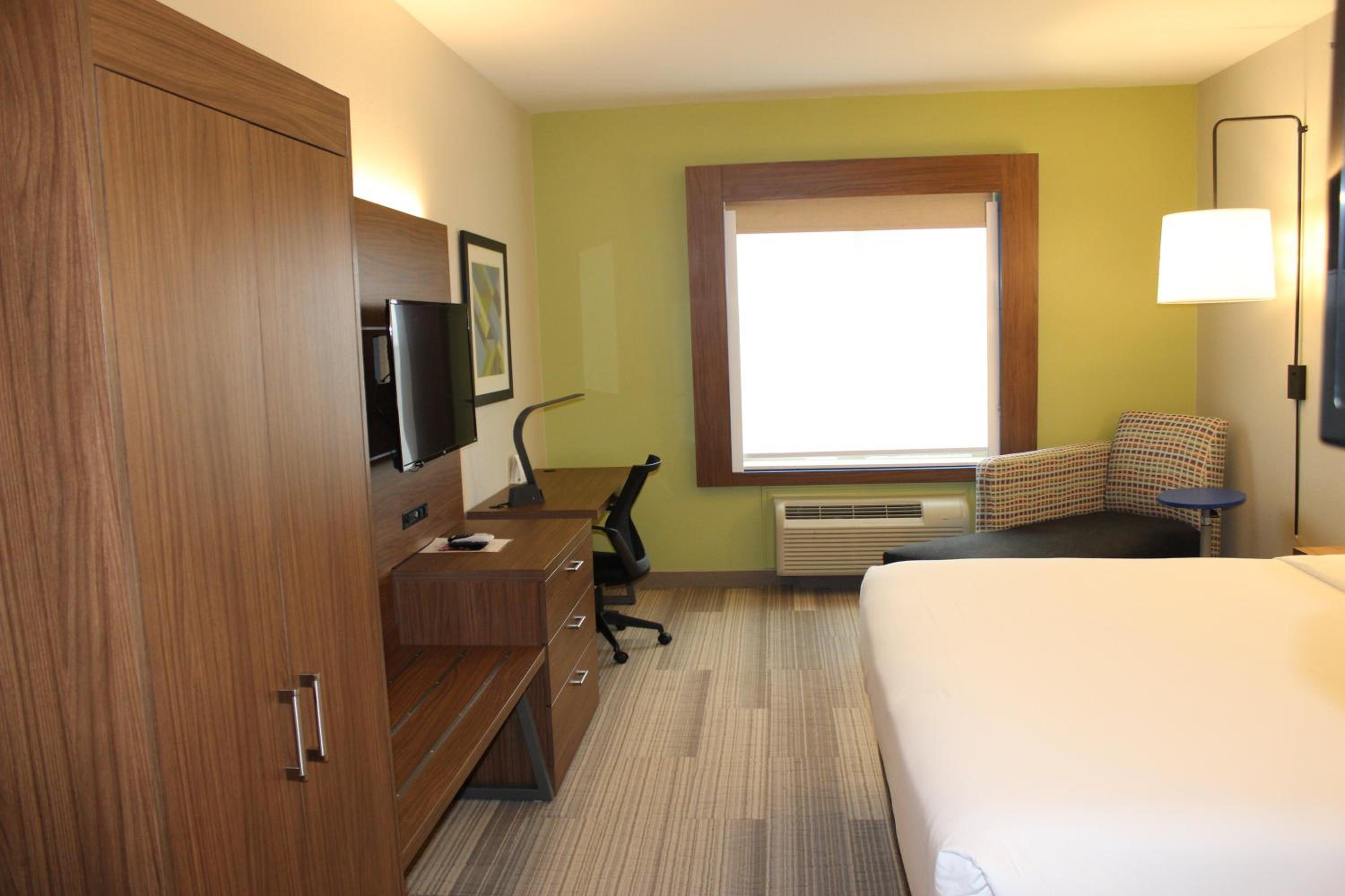 Standard King Room - Photo 5