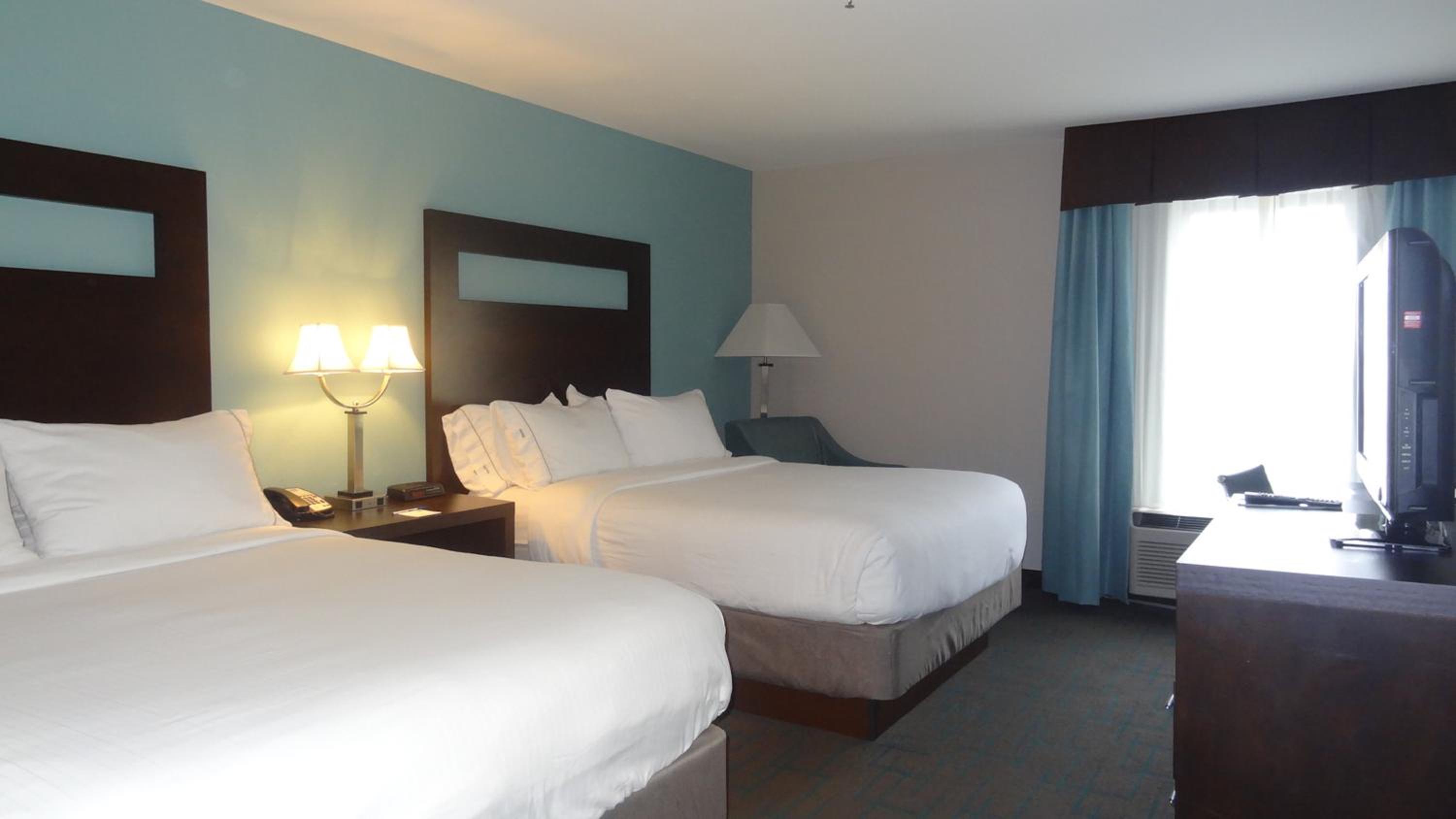 Standard Queen Room with Two Queen Beds - Photo 9
