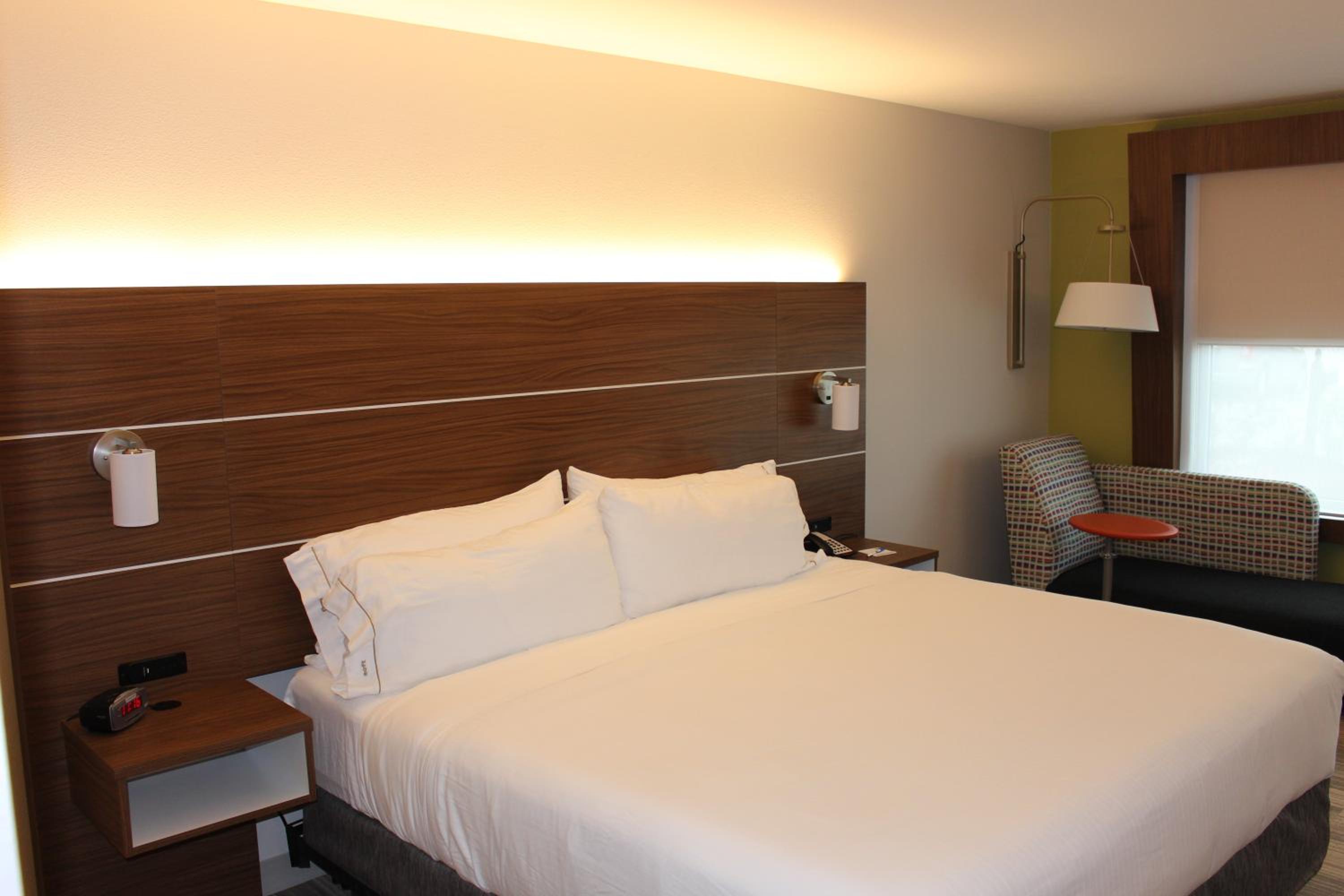 Standard King Room - Photo 5