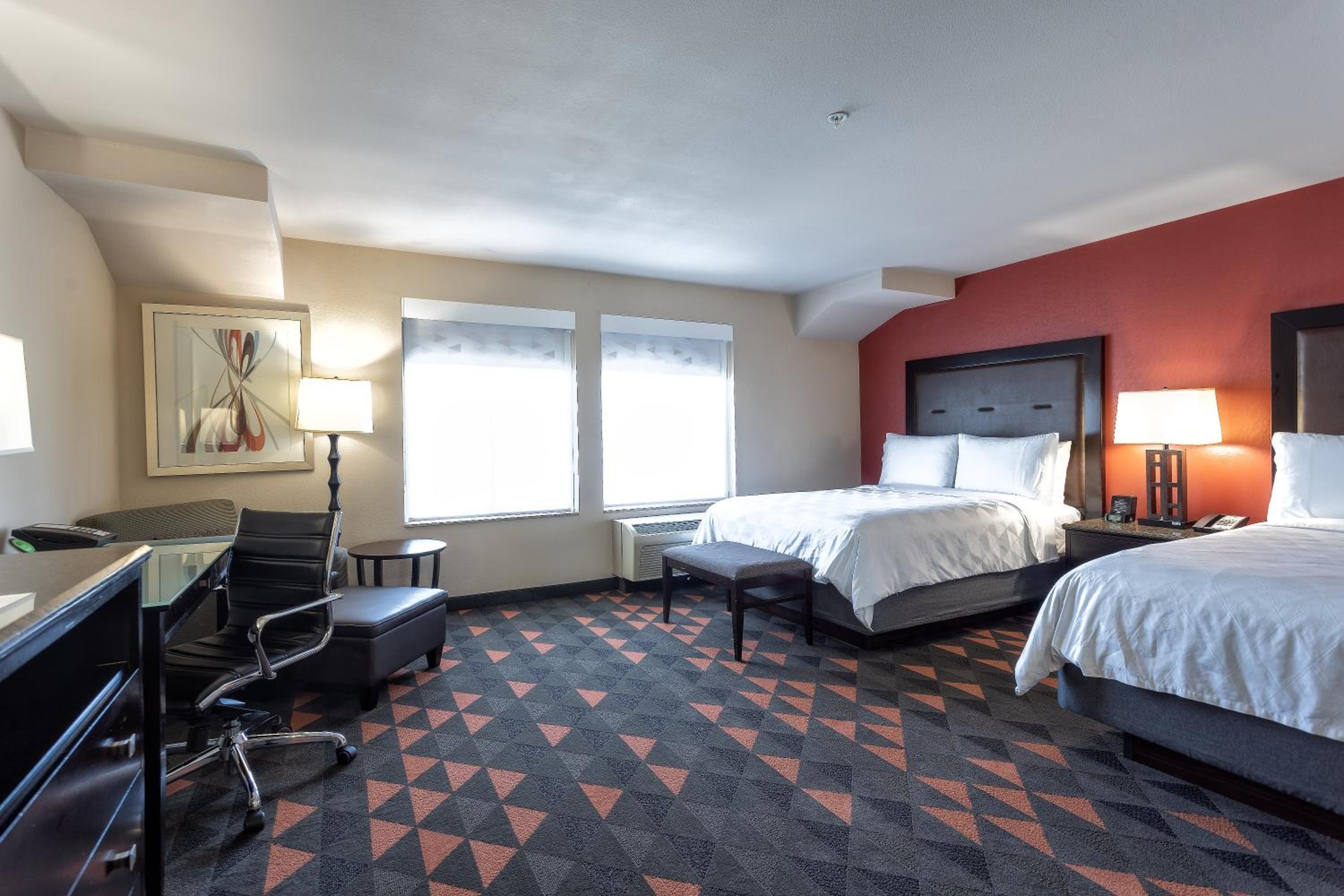 Standard Queen Room with Two Queen Beds - Photo 13