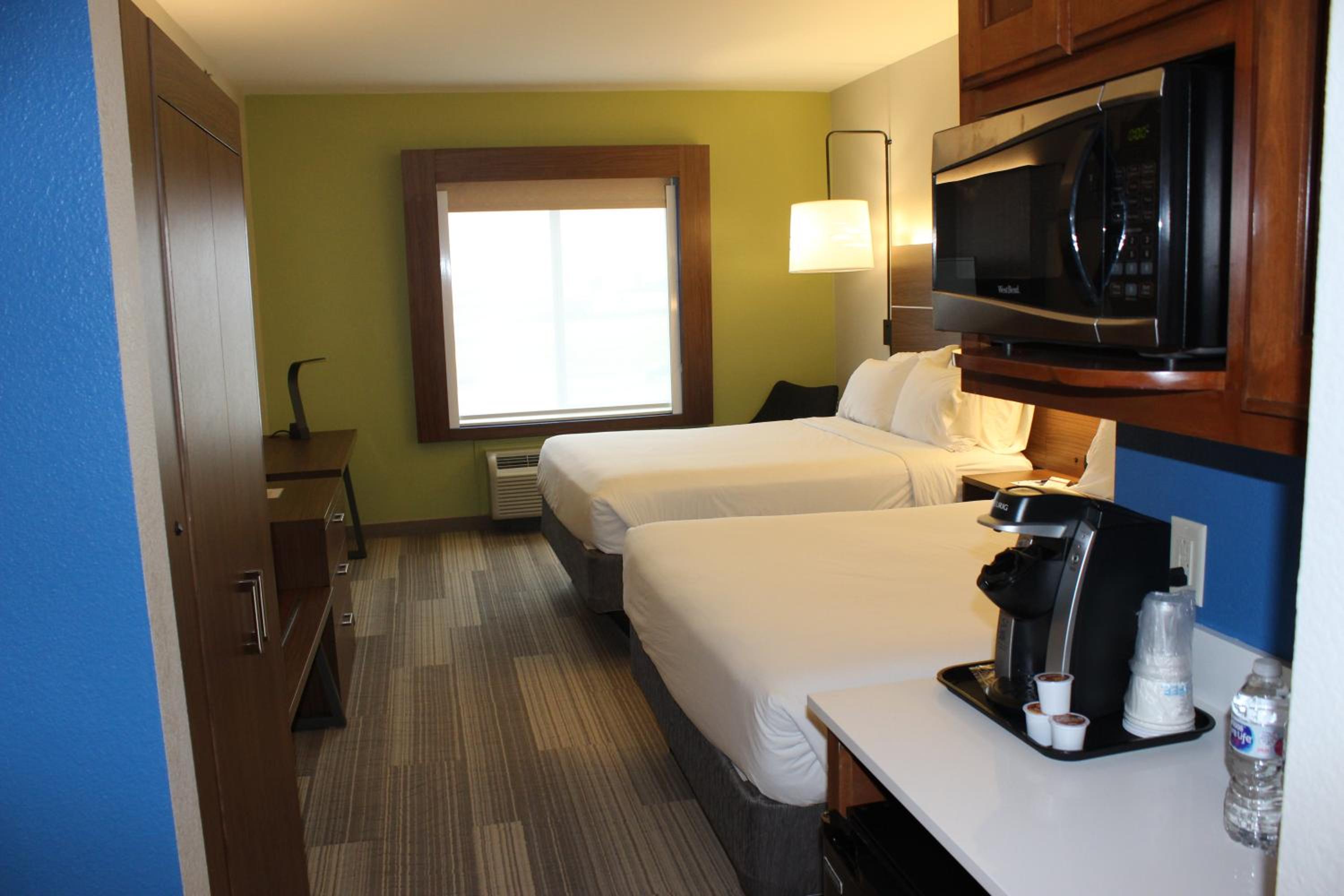 Standard Queen Room with Two Queen Beds - Photo 4