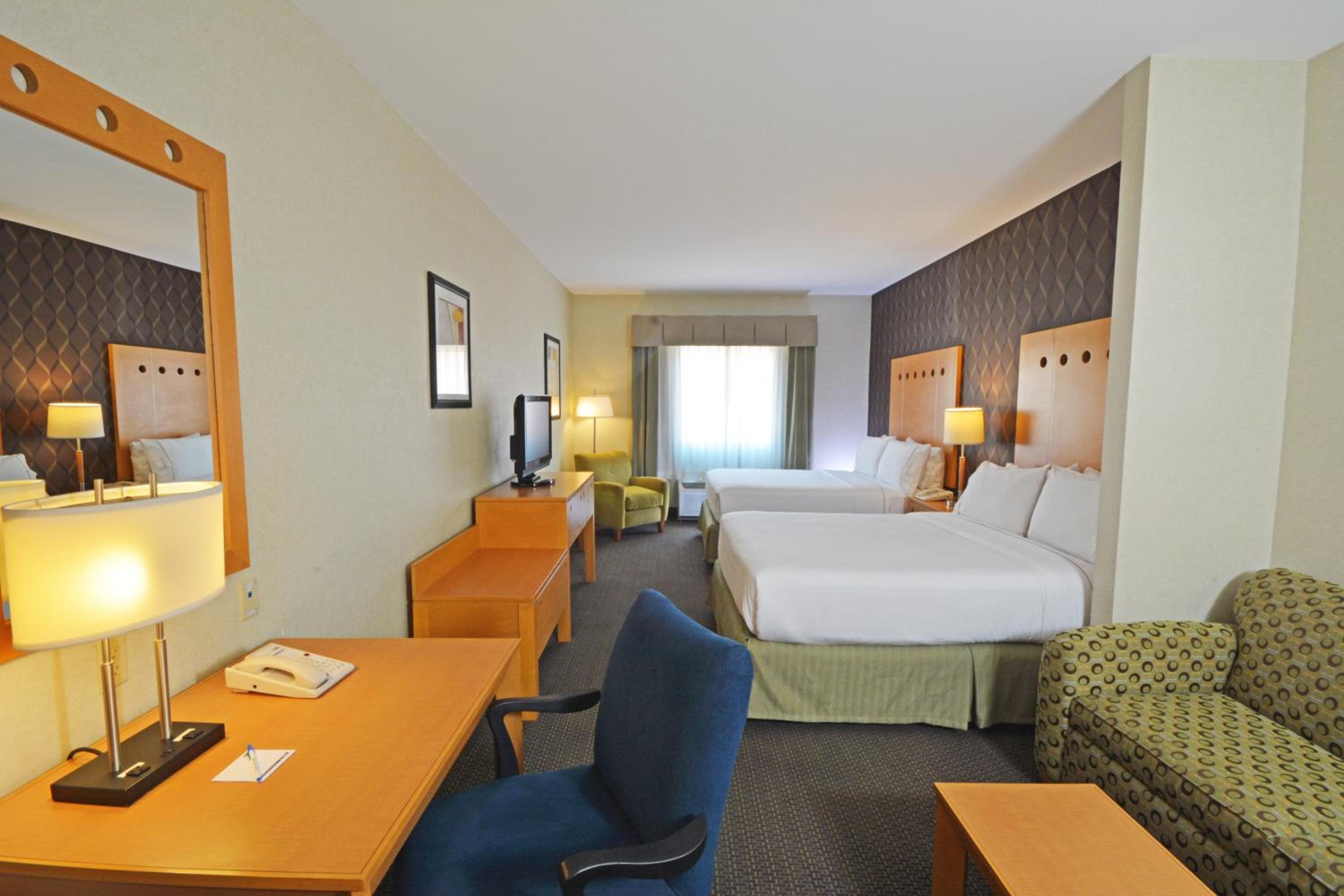 Queen Suite with Two Queen Beds - Photo 1