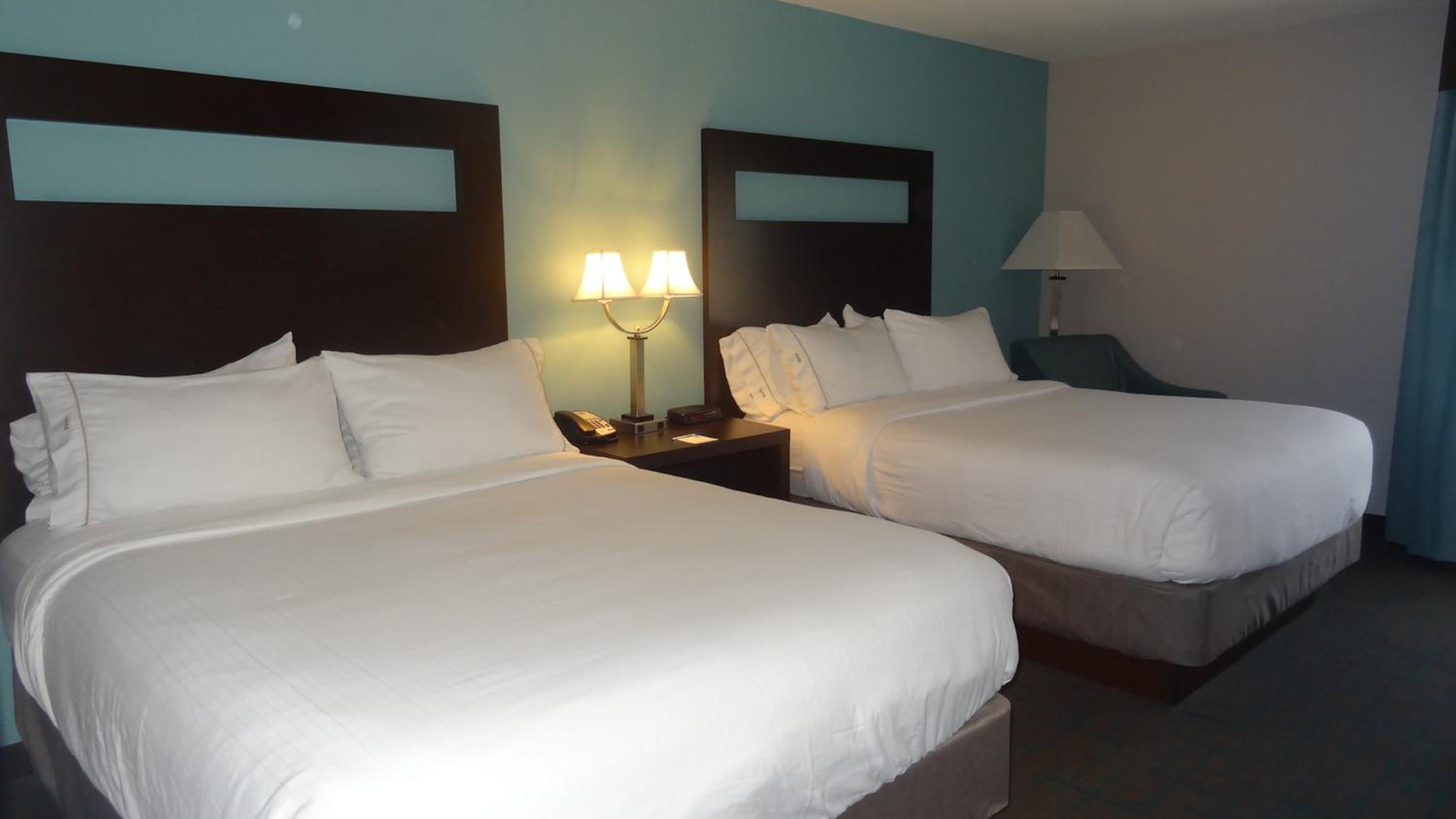 Standard Queen Room with Two Queen Beds - Photo 2