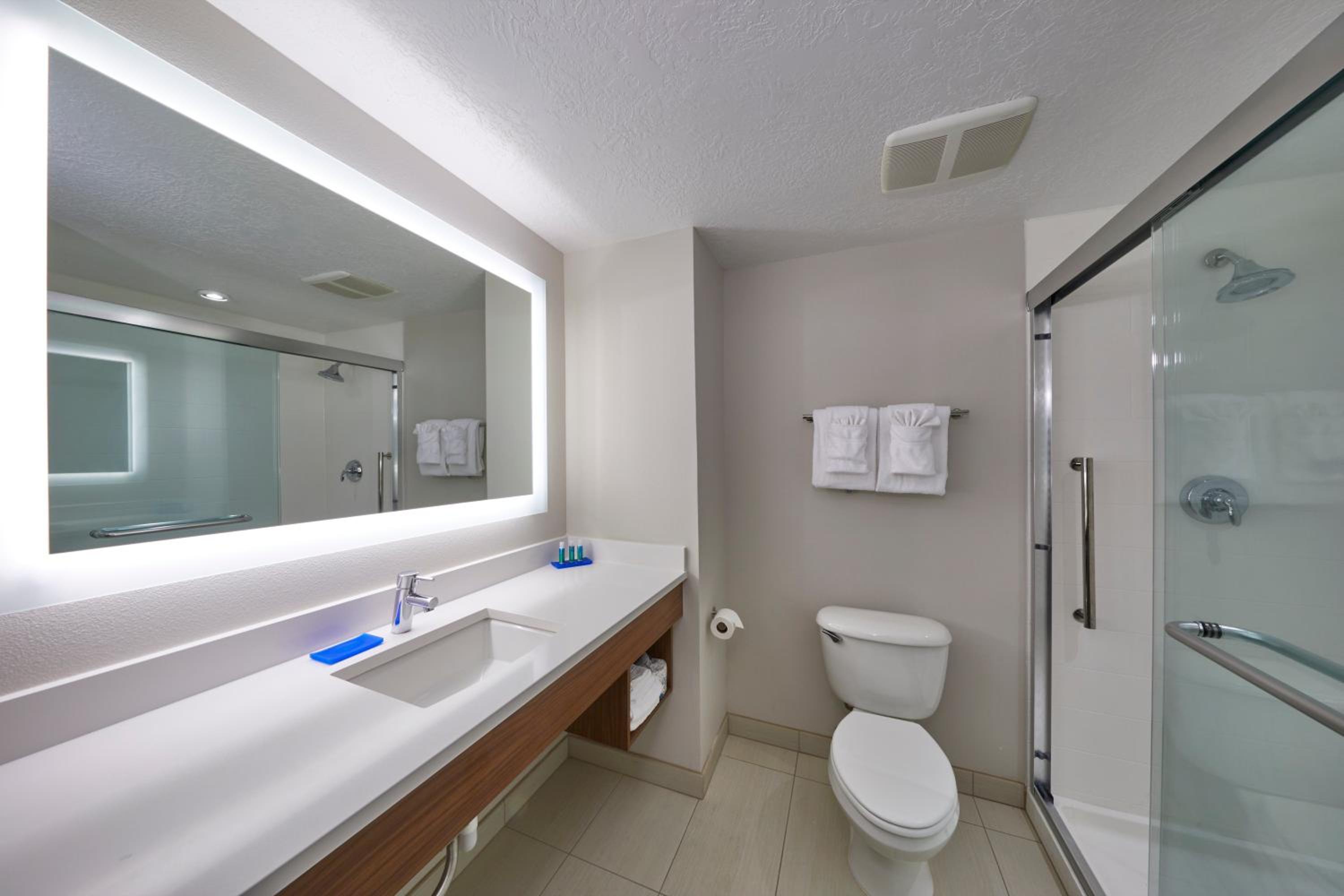 Standard King Room - Photo 5