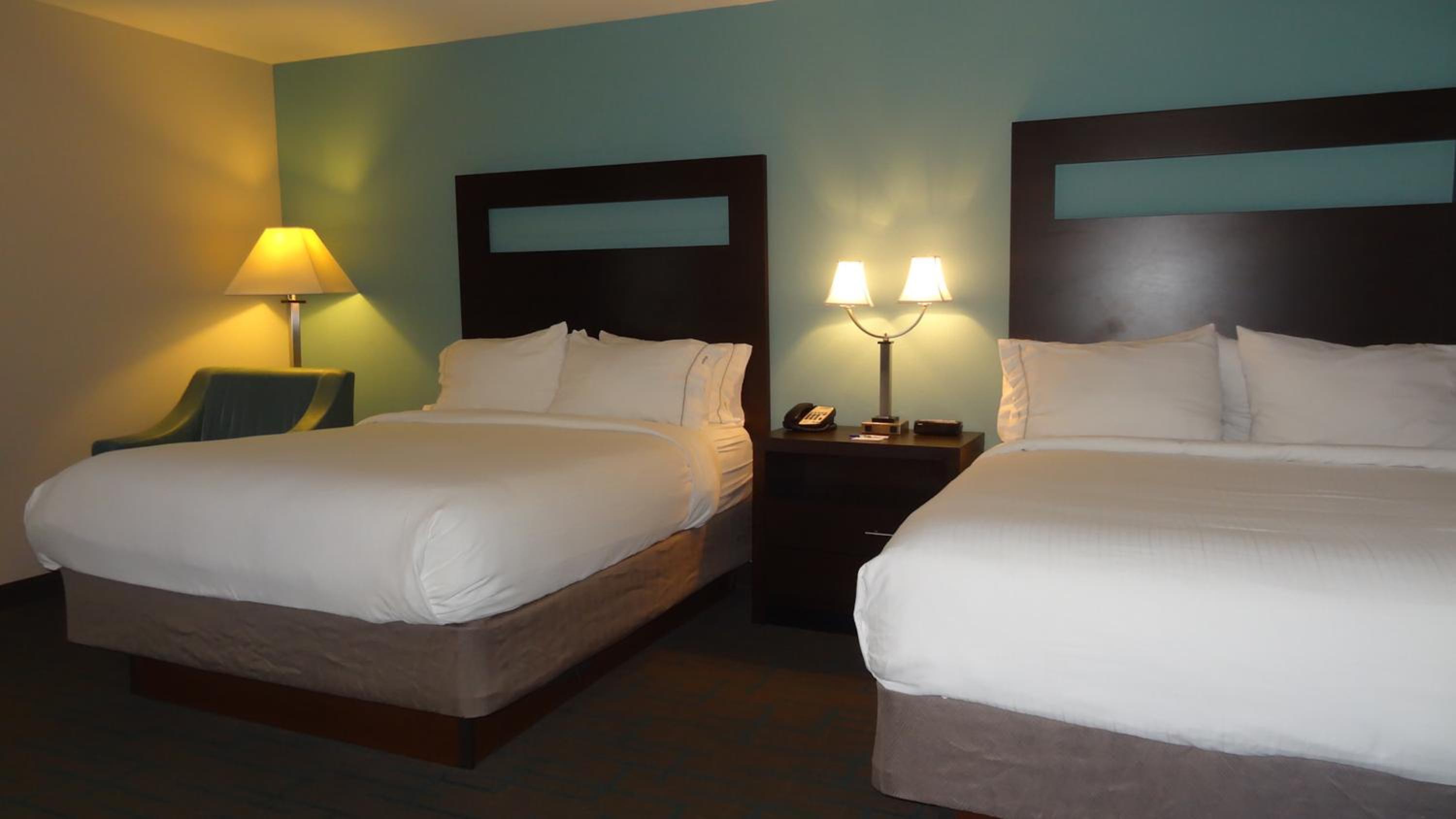 Standard Queen Room with Two Queen Beds - Photo 3