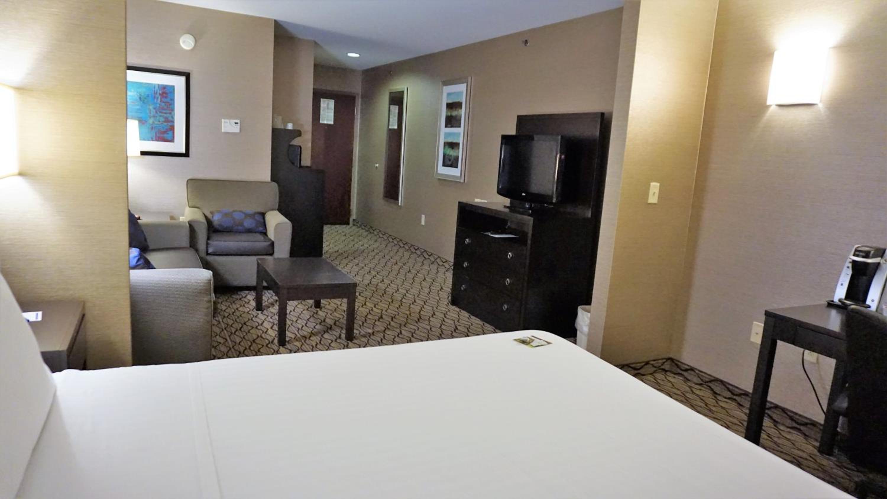 King Suite with Sofa Bed - Photo 4