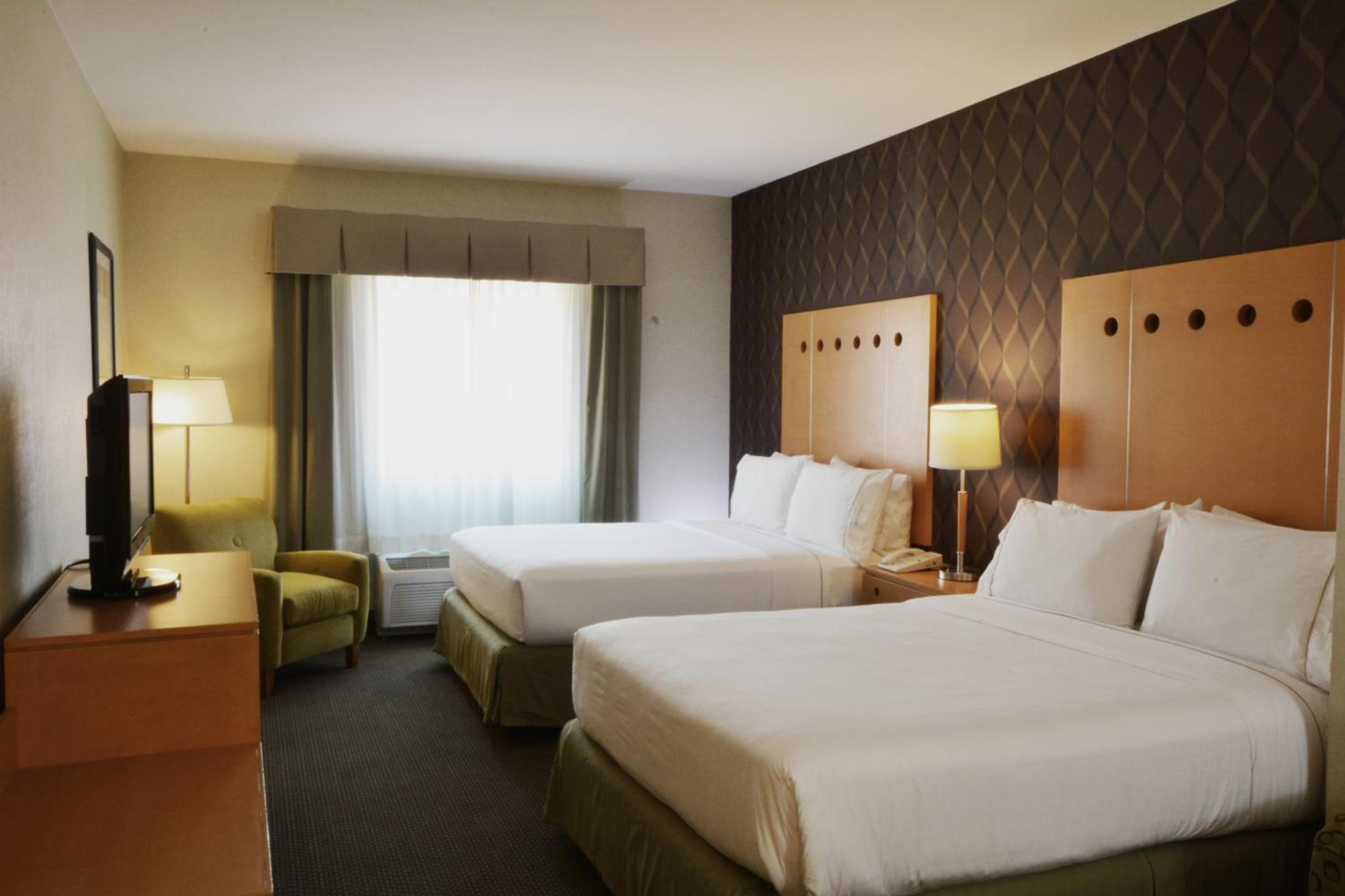 Standard Room with Two Queen Beds - Photo 1