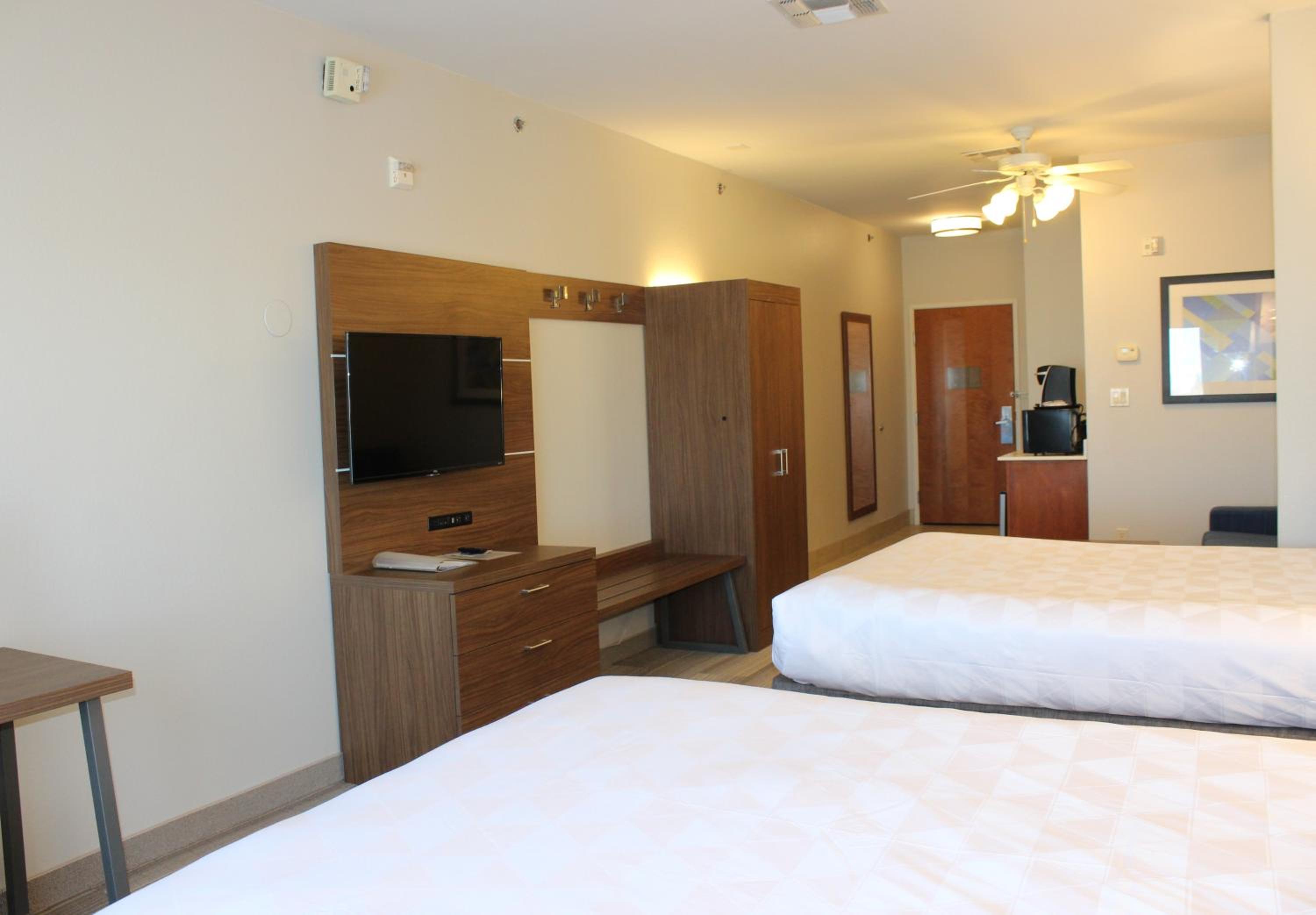 Queen Suite with Two Queen Beds and Mobility Accessible Tub - Non-Smoking - Photo 2
