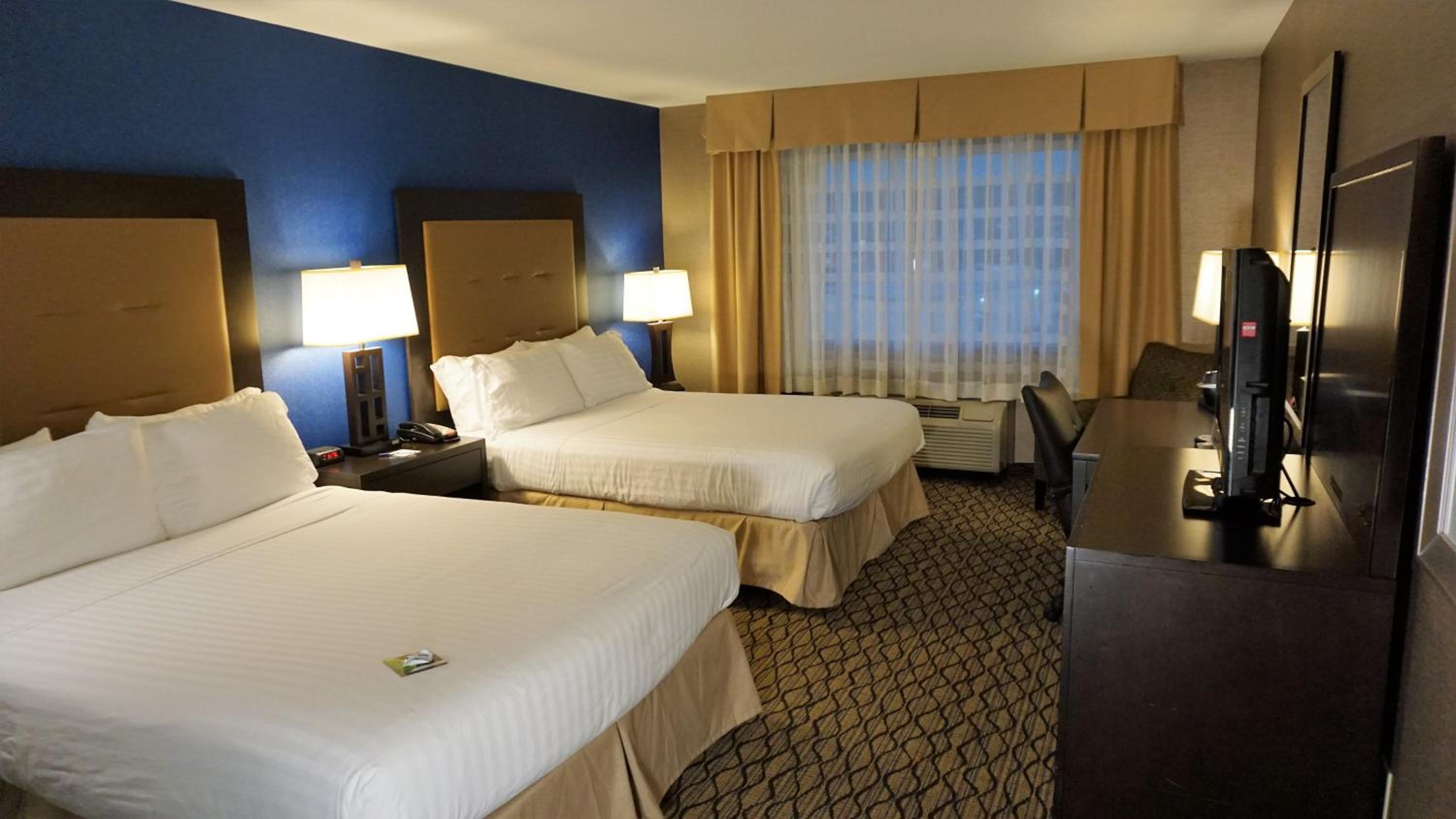 Standard Queen Room with Two Queen Beds - Photo 4