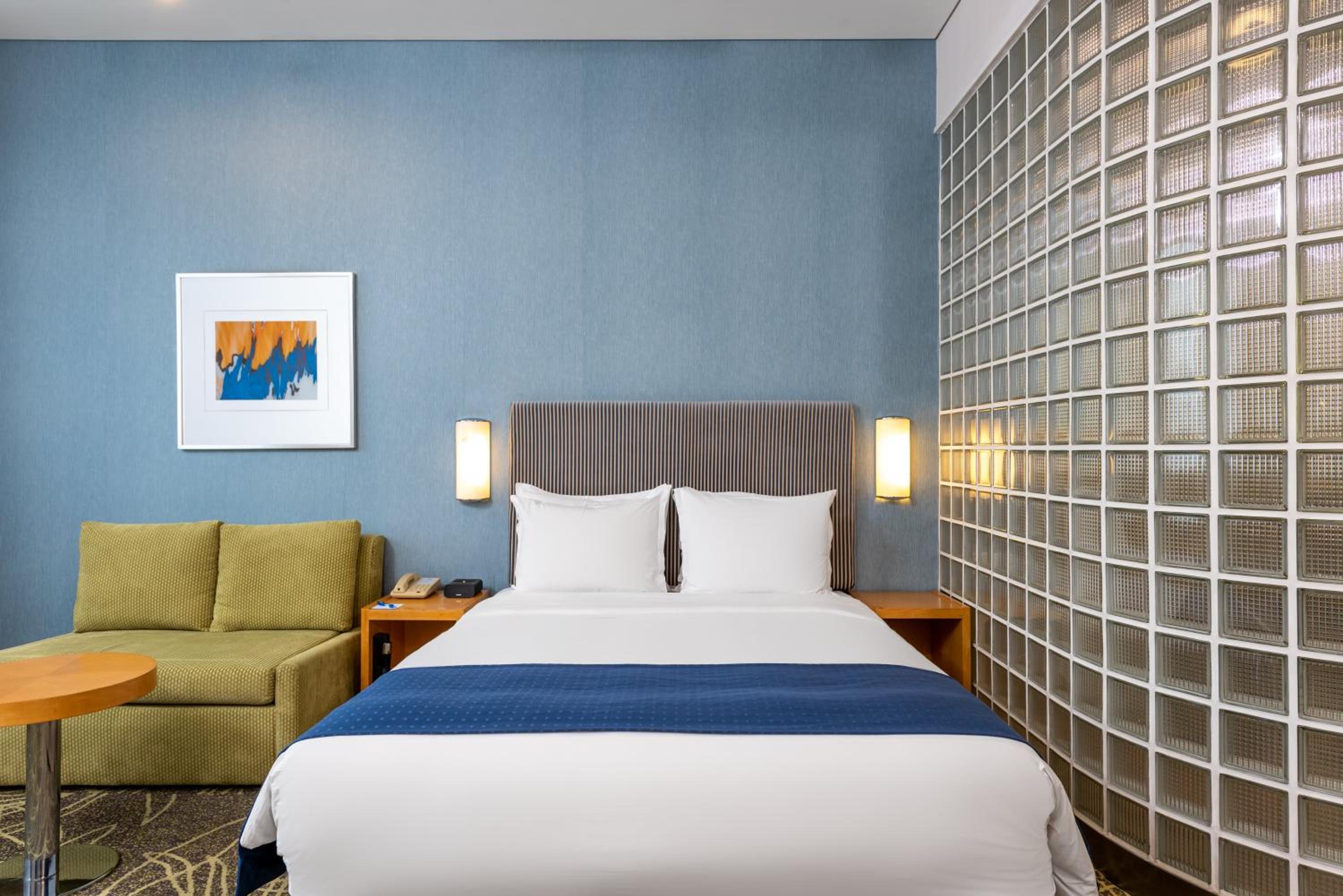 Standard Queen Room - Disability Access - Photo 8
