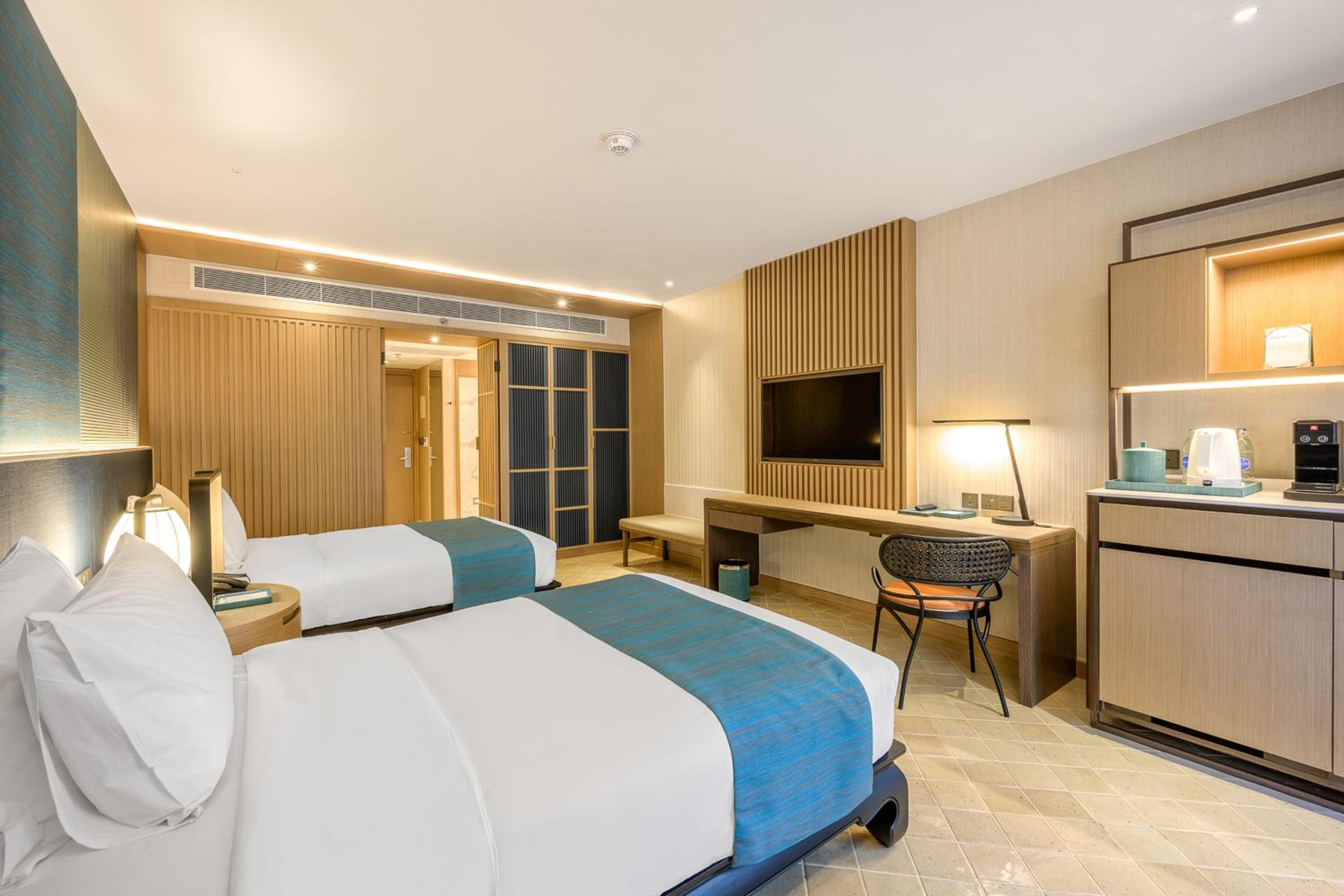 Premium Twin Room with Balcony and Pool View - Photo 11