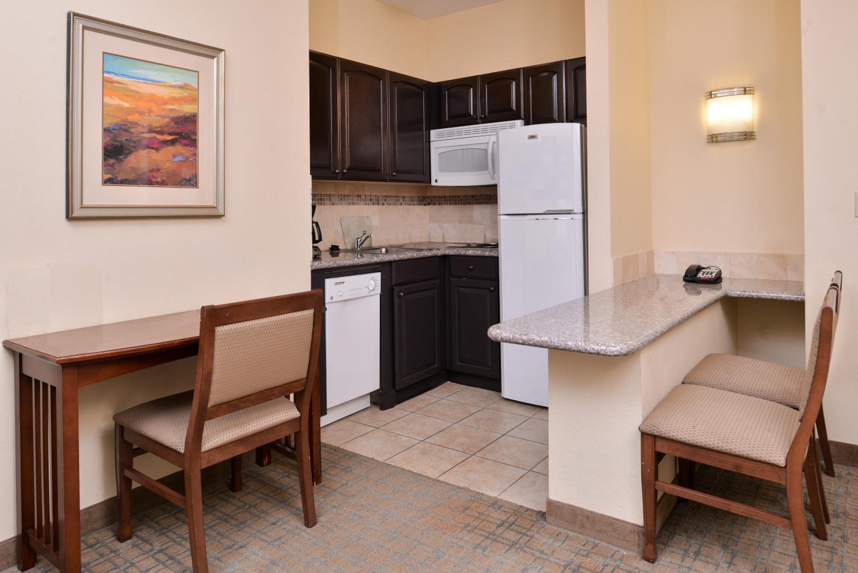 One-Bedroom Queen Suite with Meeting Area - Photo 5