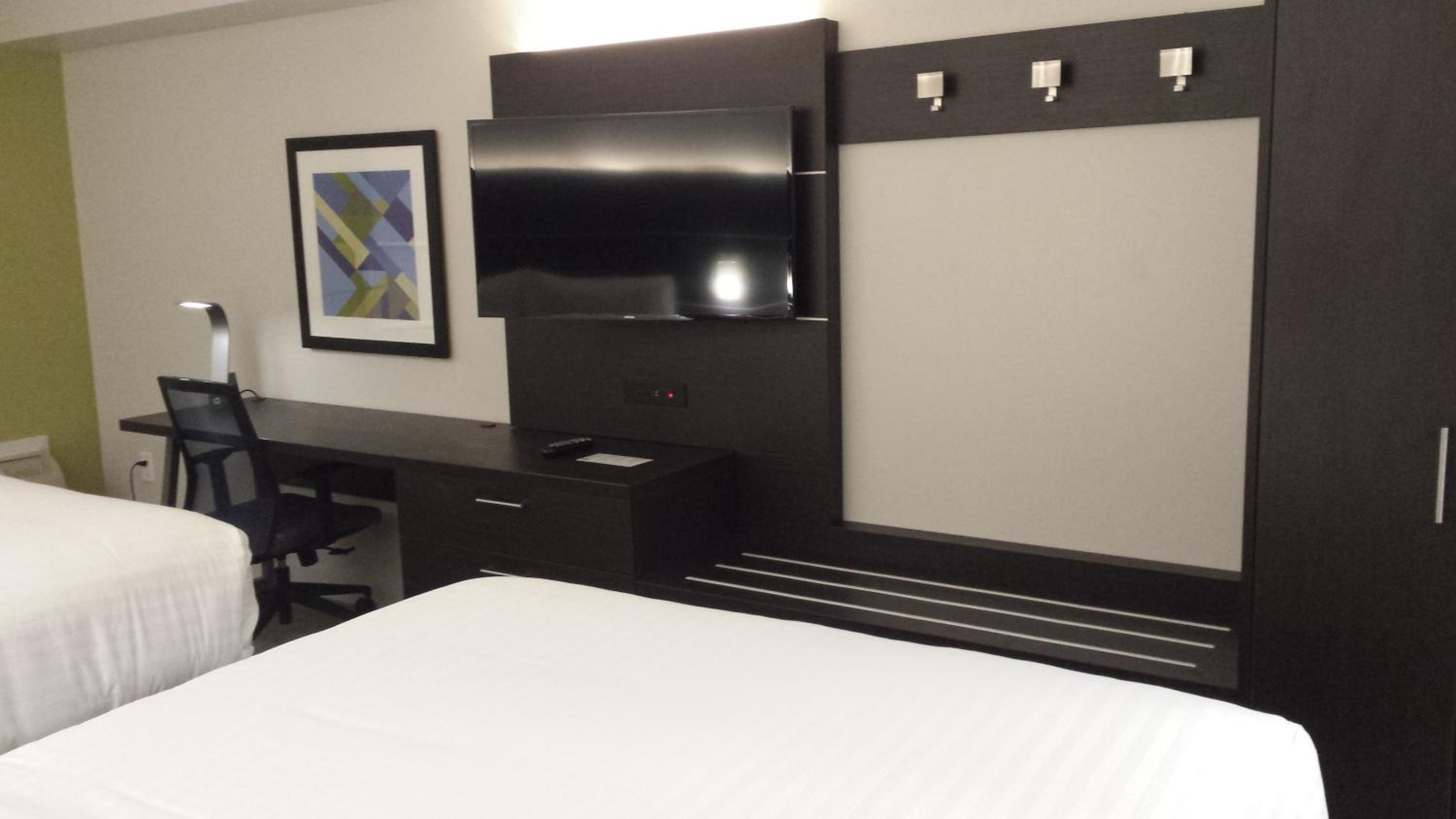 Standard Room with Two Queen Beds - Photo 6