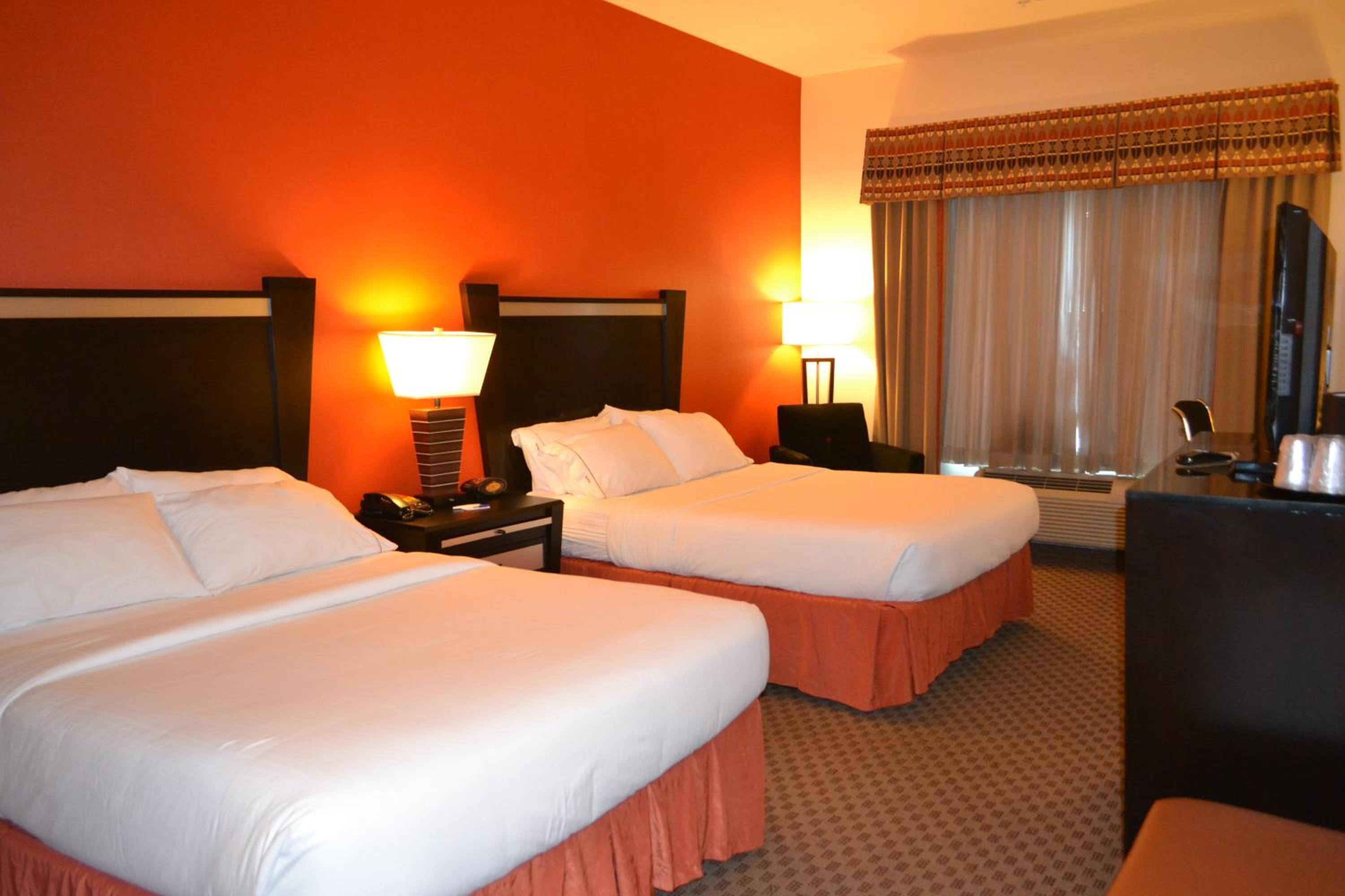 Standard Room with Two Queen Beds - Photo 1