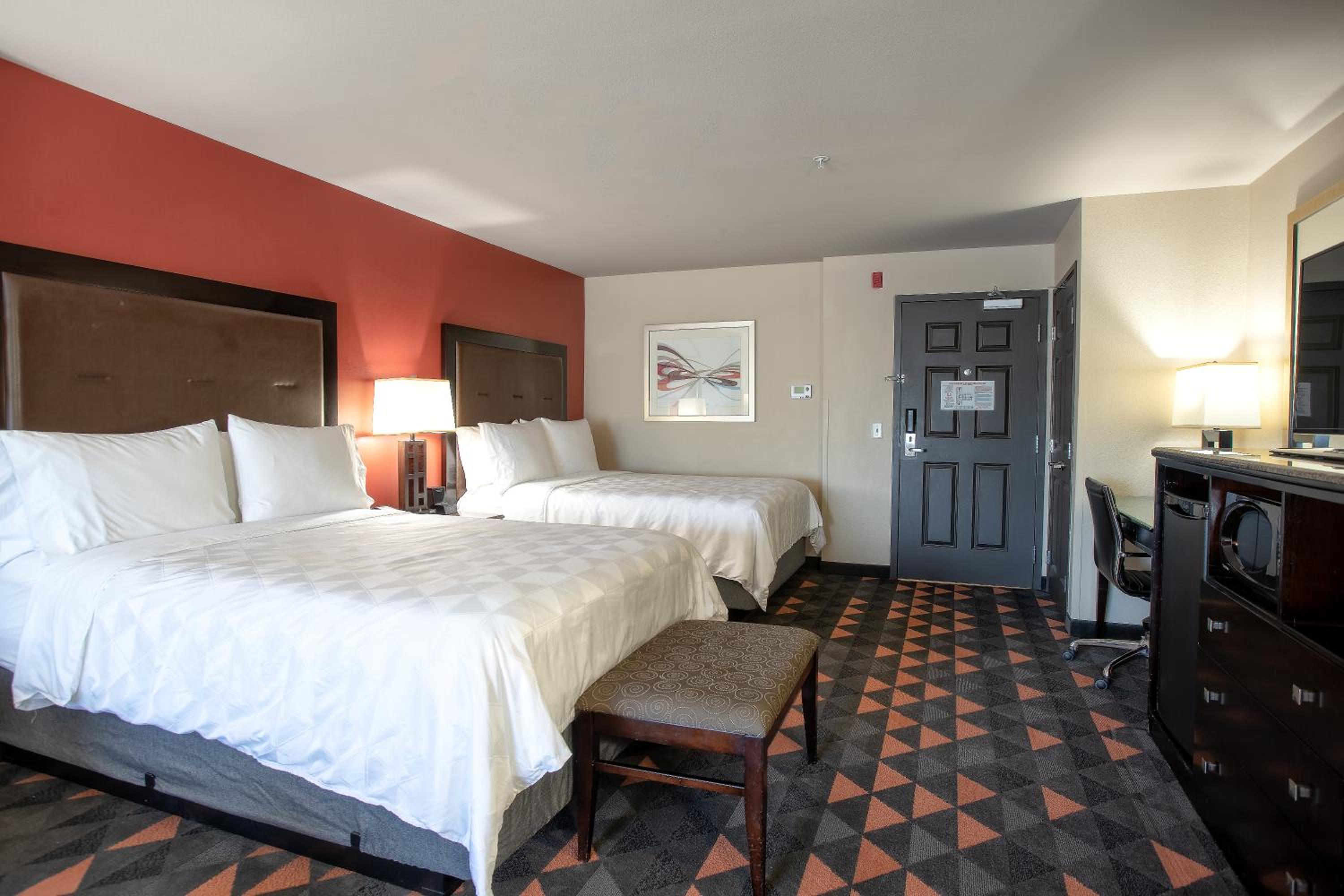 Queen Suite with Two Queen Beds and Sofa Bed - Photo 4