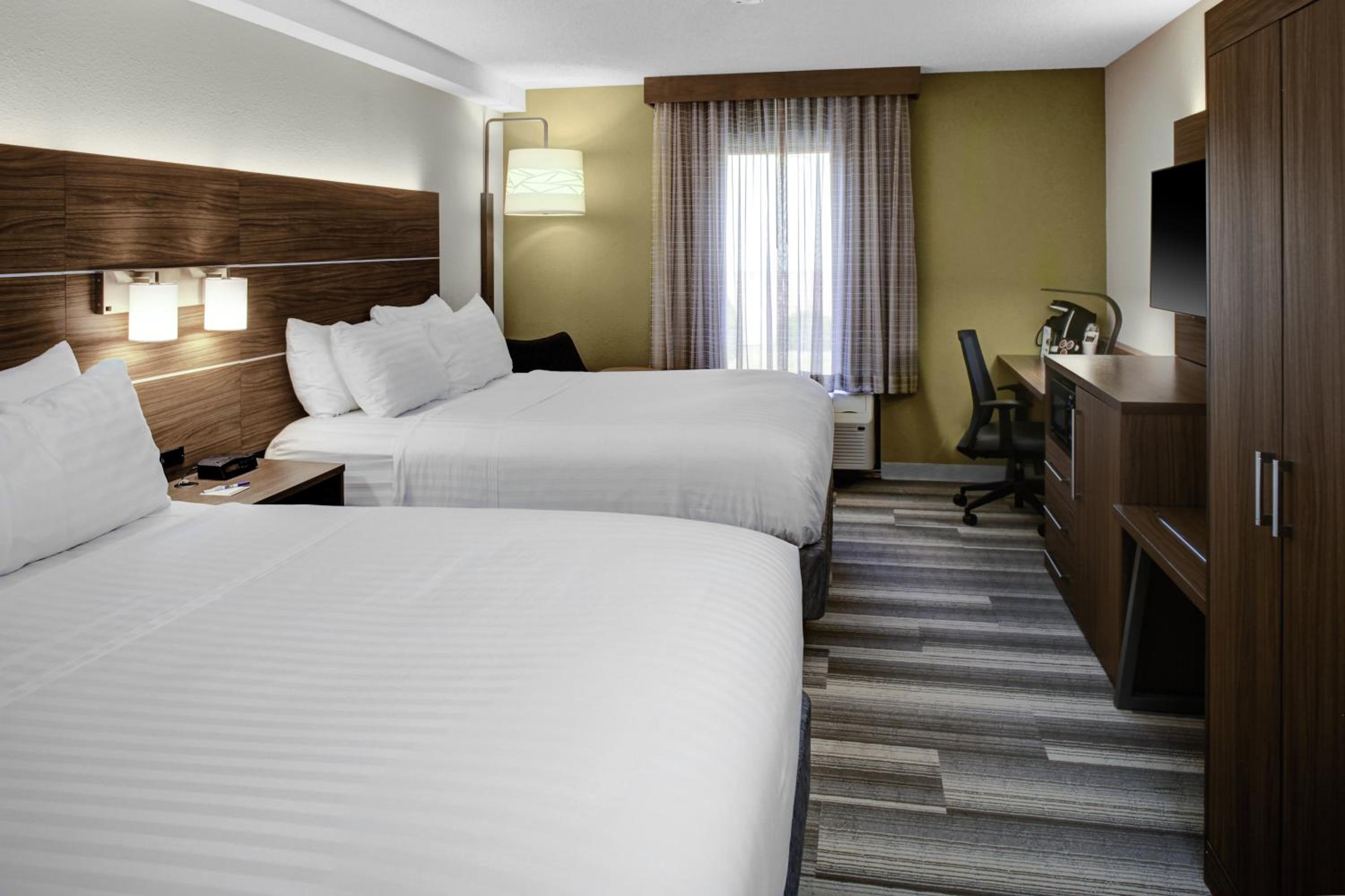 Standard Room with Two Queen Beds - Photo 1