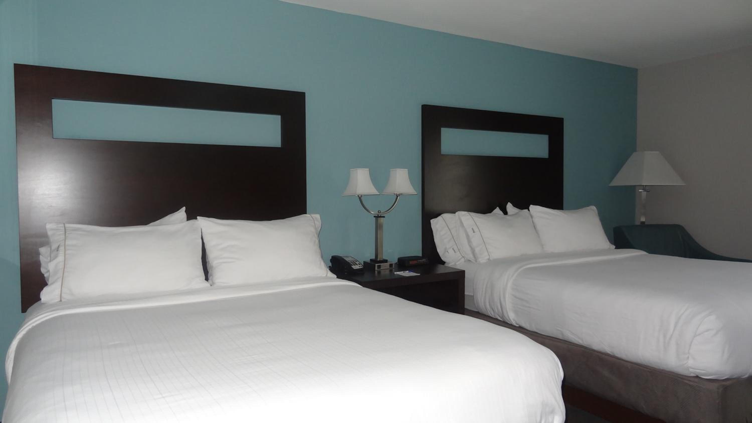 Standard Queen Room with Two Queen Beds - Photo 8