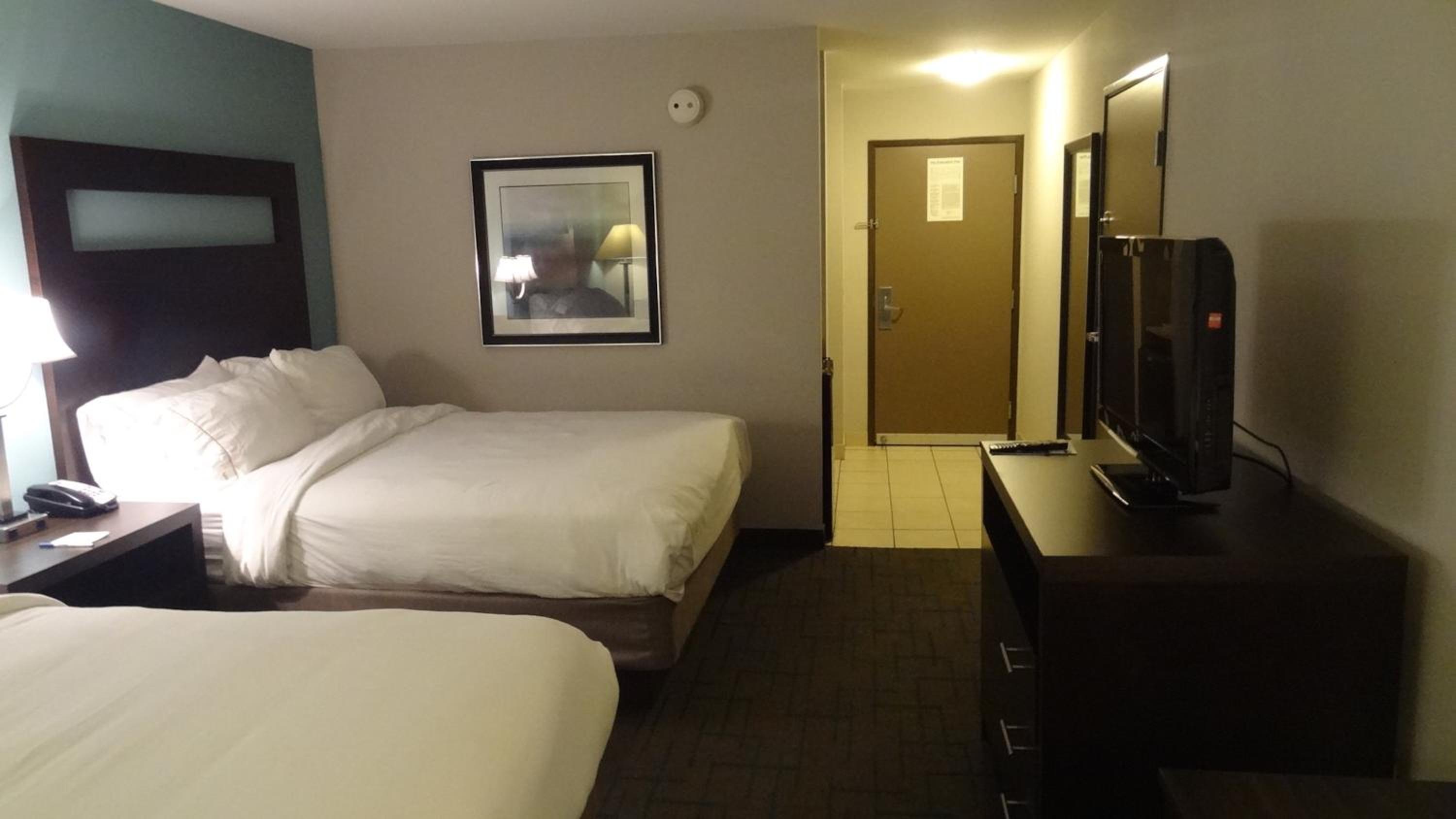 Standard Queen Room with Two Queen Beds - Photo 5