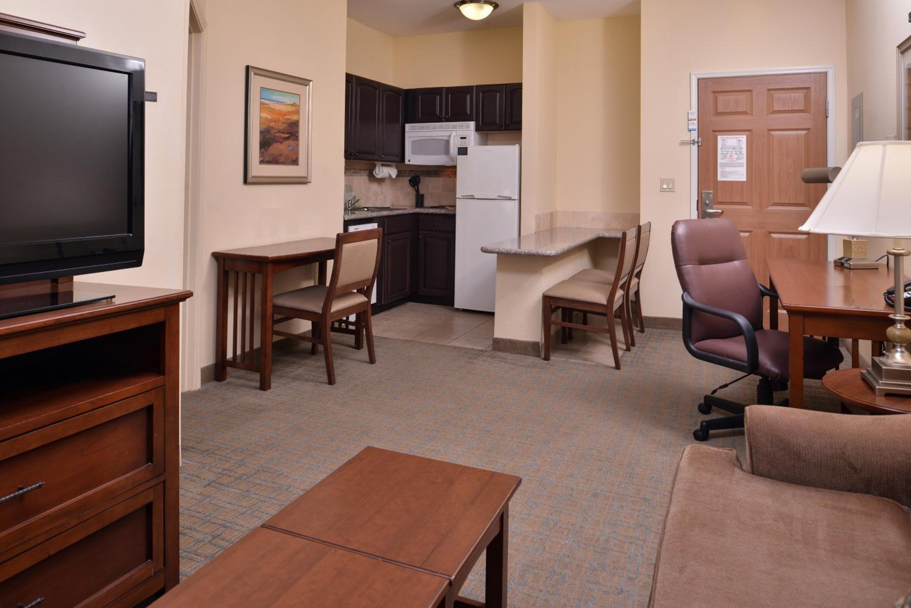 One-Bedroom Queen Suite - Photo 3