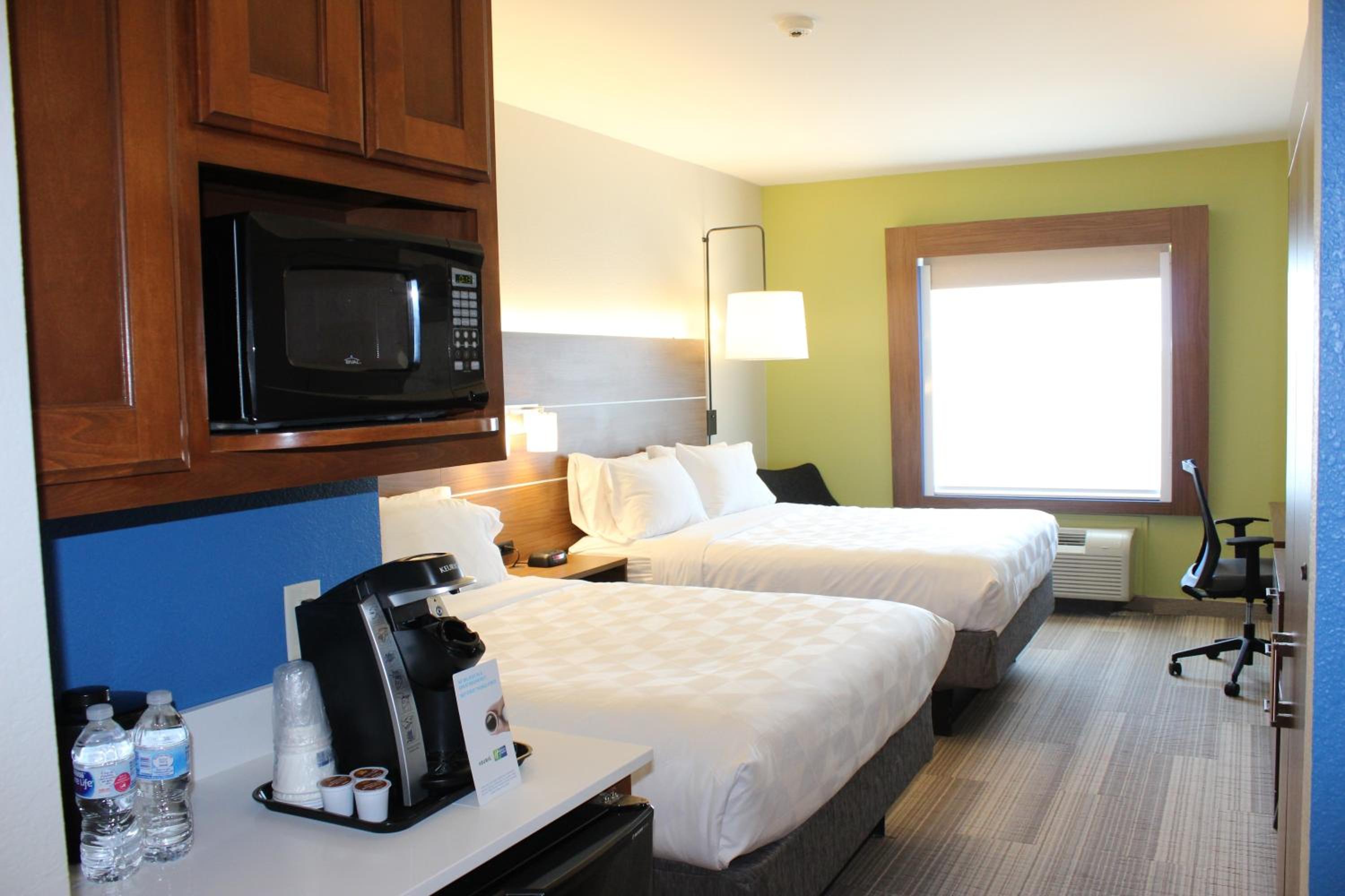 Standard Queen Room with Two Queen Beds - Photo 2